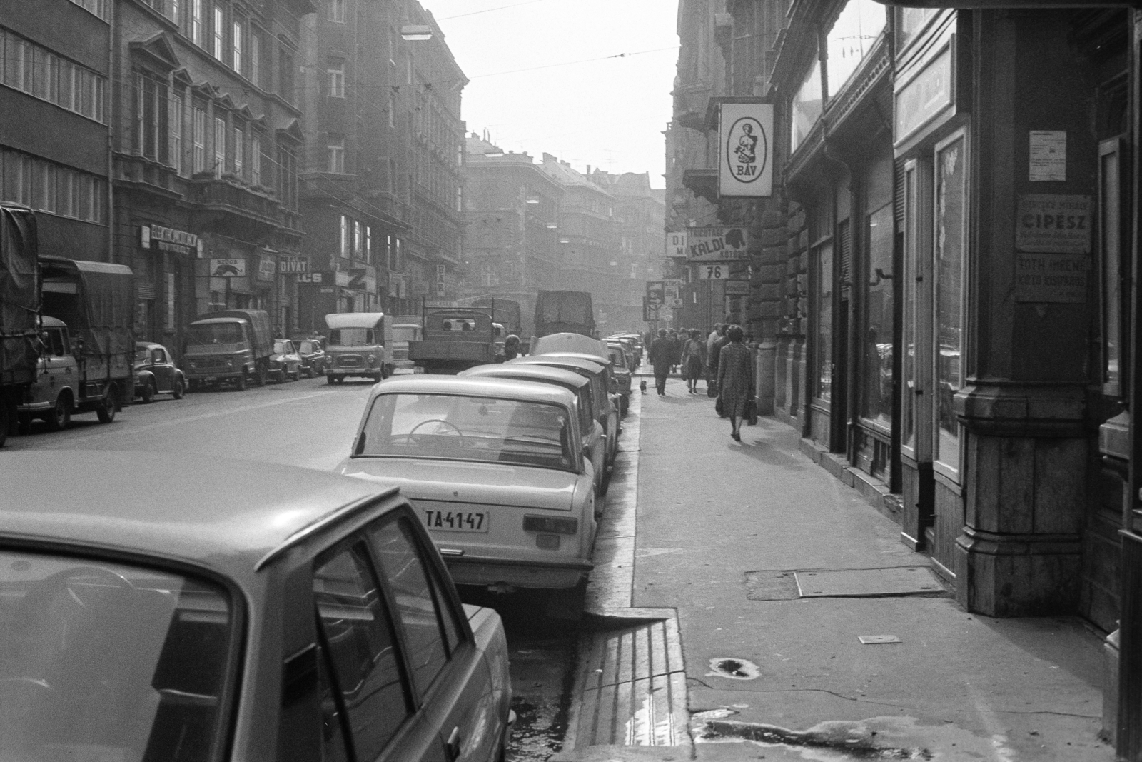 Hungary, Budapest VI.,Budapest VII., Király Majakovszkij) utca, a 76-os számú háztól a Nagykörút felé nézve., 1985, Krizsanóczi Anna, number plate, Budapest, Fortepan #219406