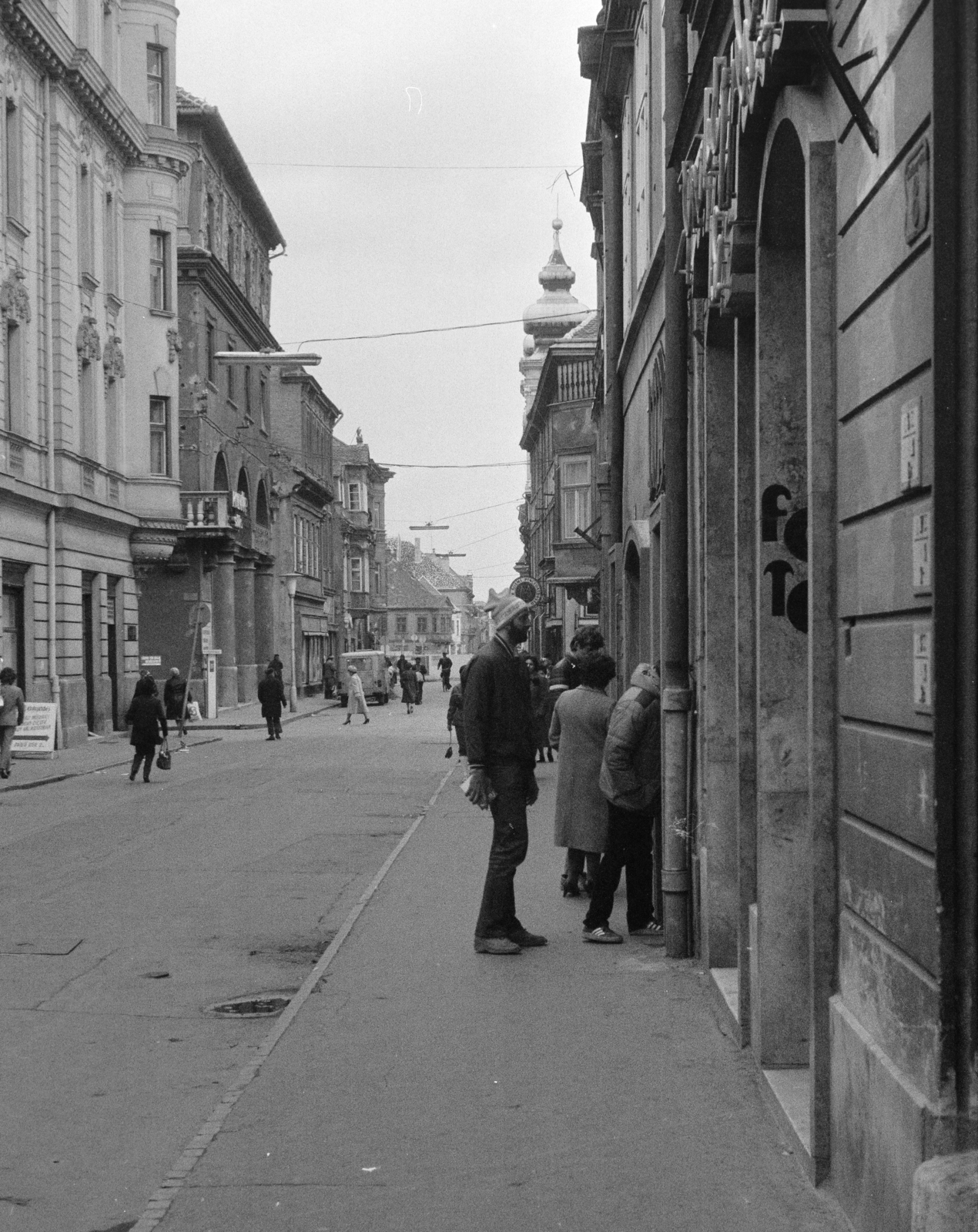 Hungary, Győr, Baross Gábor (Lenin) út a Széchenyi tér felé fotózva, ott a Loyolai Szent Ignác bencés templom tornyai láthatók. Középen a Kazinczy utca kereszteződése., 1983, Krizsanóczi Anna, street view, Fortepan #219417