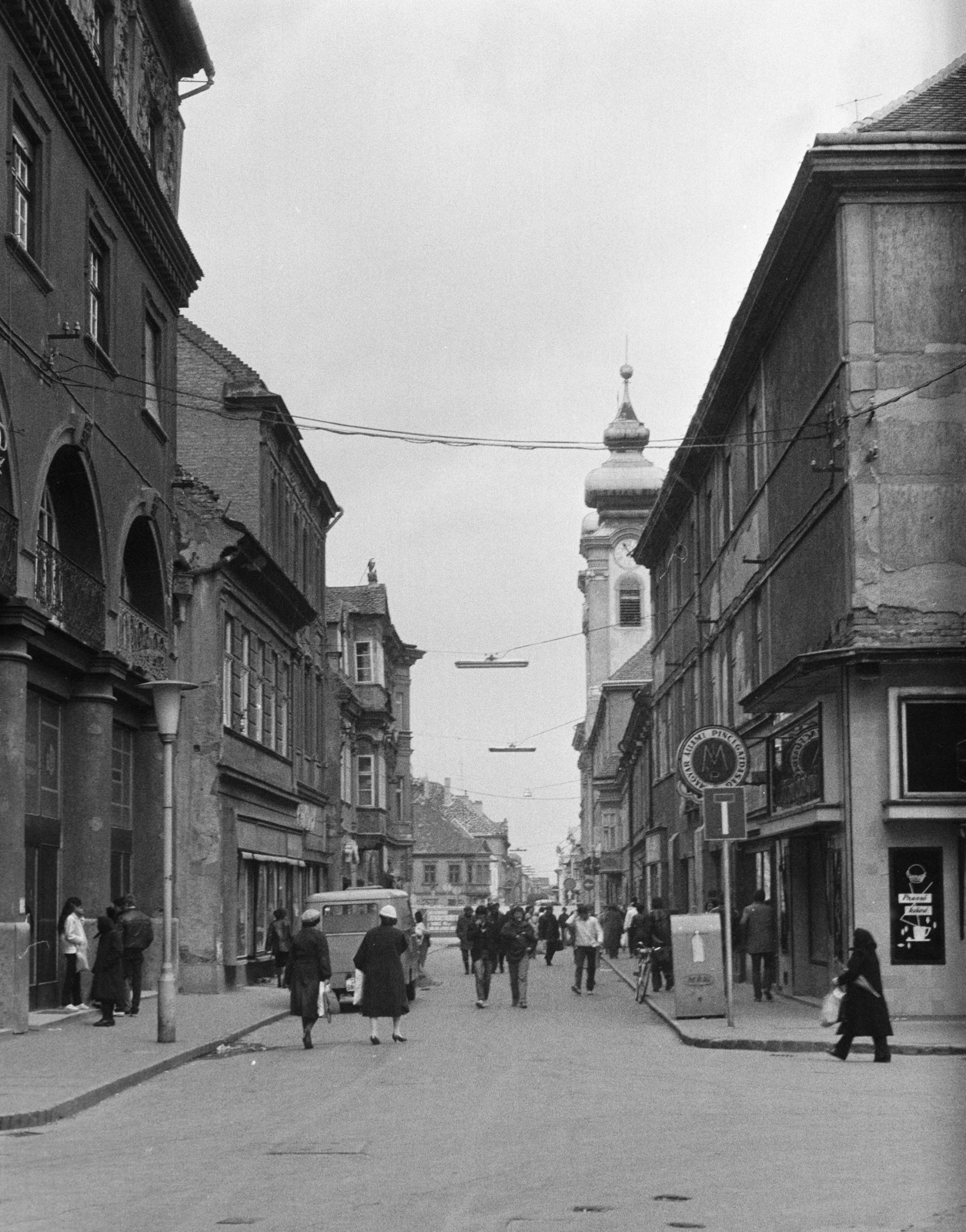 Magyarország, Győr, Baross Gábor (Lenin) út a Kazinczy utca kereszteződéséből a Széchenyi tér felé fotózva, ott a Loyolai Szent Ignác bencés templom tornyai láthatók., 1984, Krizsanóczi Anna, Fortepan #219419