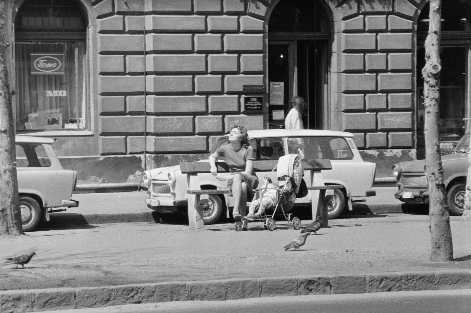 Hungary, Budapest VI., Andrássy út (Népköztársaság útja), szemben az 54–56. számú ház., 1984, Krizsanóczi Anna, Budapest, sunbathe, baby carriage, Fortepan #219420