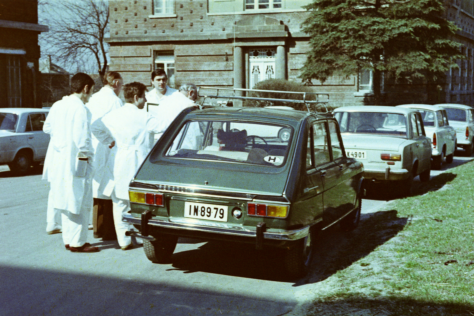 Hungary, Budapest X., Maglódi út 89-91., Bajcsy-Zsilinszky Kórház. A felvétel a mai "H" és "A" épület előtti udvaron készült., 1972, László Áron, colorful, Renault-brand, number plate, Budapest, Fortepan #219425