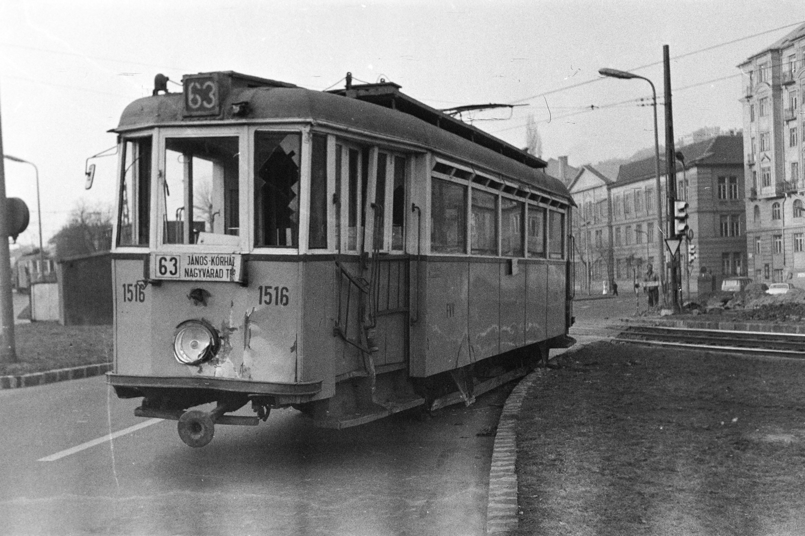 Hungary, Budapest I., közlekedési balesetben megsérült villamos a Krisztina körút közelében, háttérben az Attila út -Sarló utca sarkán a Petőfi Sándor Gimnázium épülete., 1966, László Áron, Budapest, Fortepan #219430