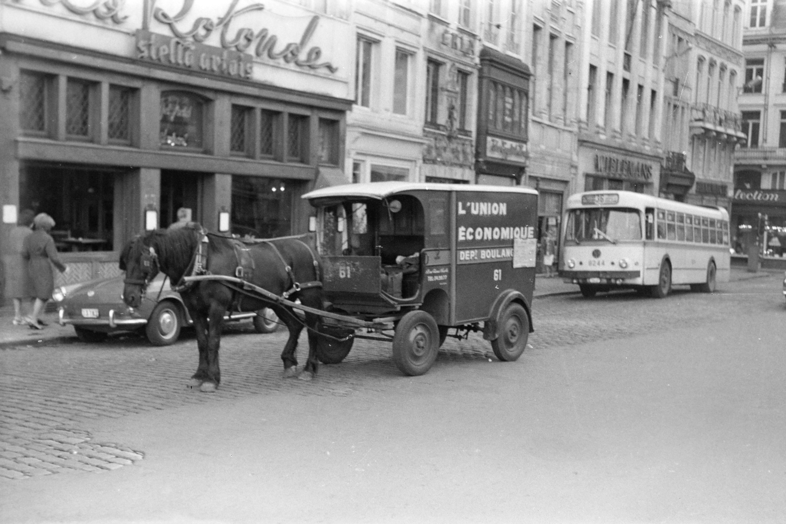 Belgium, Brüsszel, Rue du Marché aux Herbes (Grasmarkt) a Rue des Eperonniers (Spoormakersstraat) felől a Rue de la Colline felé nézve., 1966, László Áron, Fortepan #219436