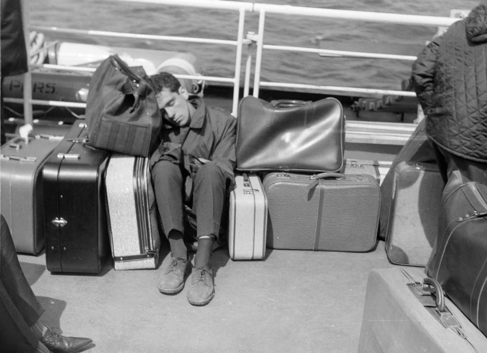 1966, László Áron, suitcase, sleeping, Fortepan #219437