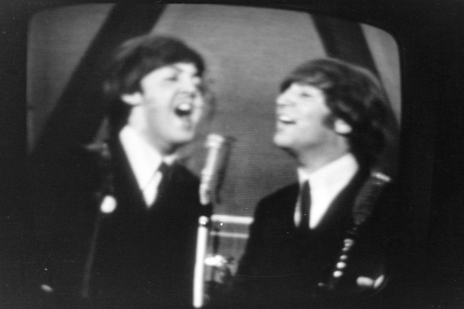 A képernyőről készült felvételen Paul McCartney és John Lennon. A Beatles együttes fellépésén 1965. augusztus 1-én este Blackpoolban, az ABC Színházban, a Ticket to Ride című számot éneklik., 1966, László Áron, screenshot, Fortepan #219438