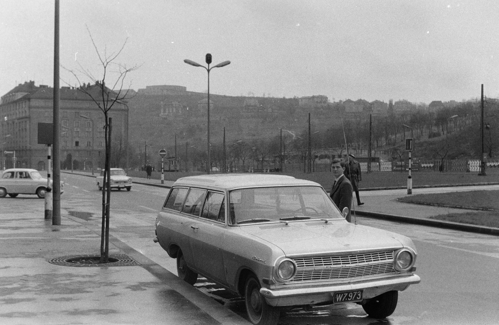 Hungary, Tabán, Budapest I., Attila út a Dózsa György tér közelében, balra a Bethlen-udvar, távolabb a Gellért-hegyen a Citadella., 1966, László Áron, Opel-brand, Budapest, Fortepan #219439