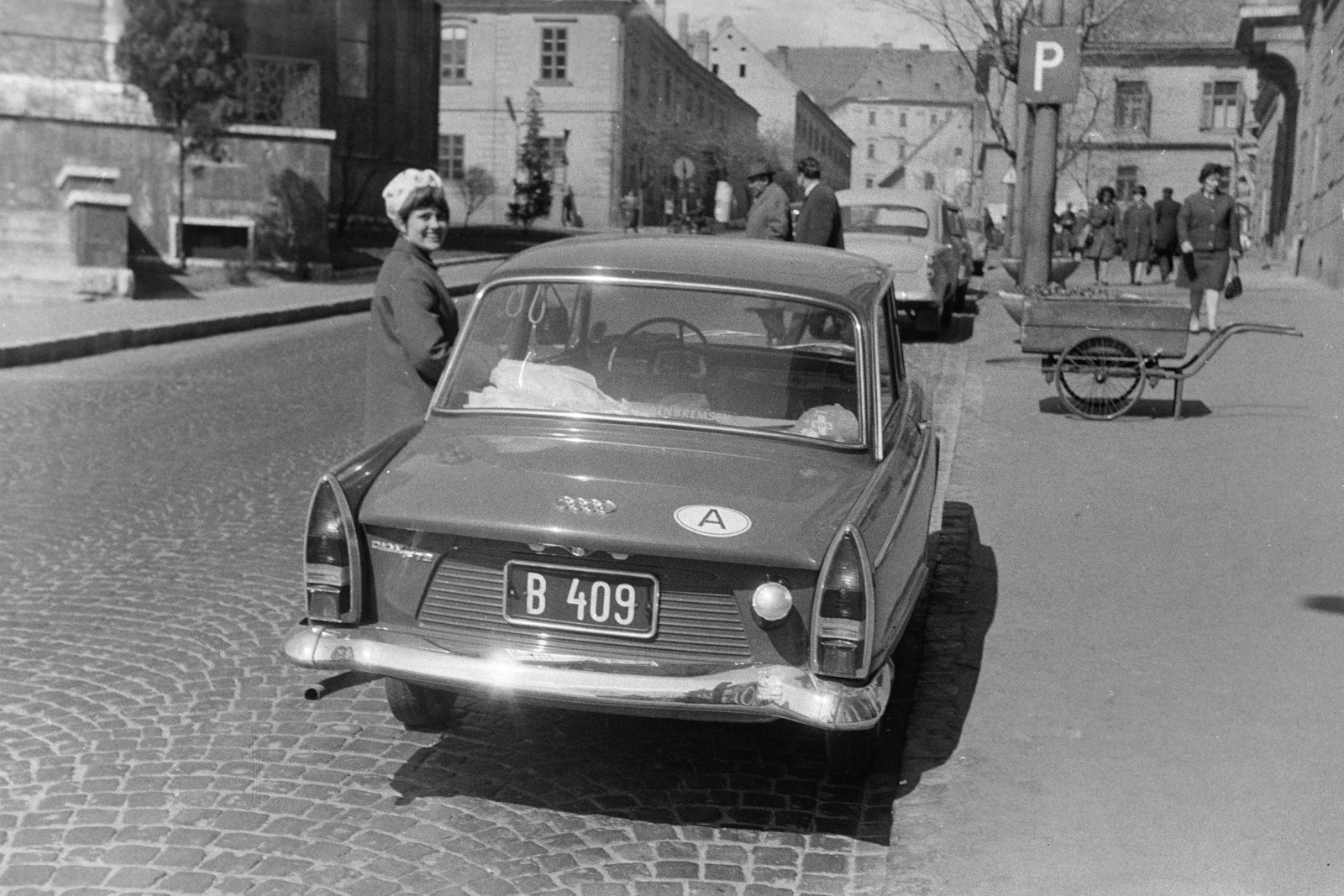 Hungary, Pécs, Széchenyi tér a Nádor Szálló előtt, balra a Dzsámi, szemben a Hunyadi János utca., 1965, László Áron, Audi-brand, number plate, girls'n'cars, wheelbarrow, Fortepan #219449