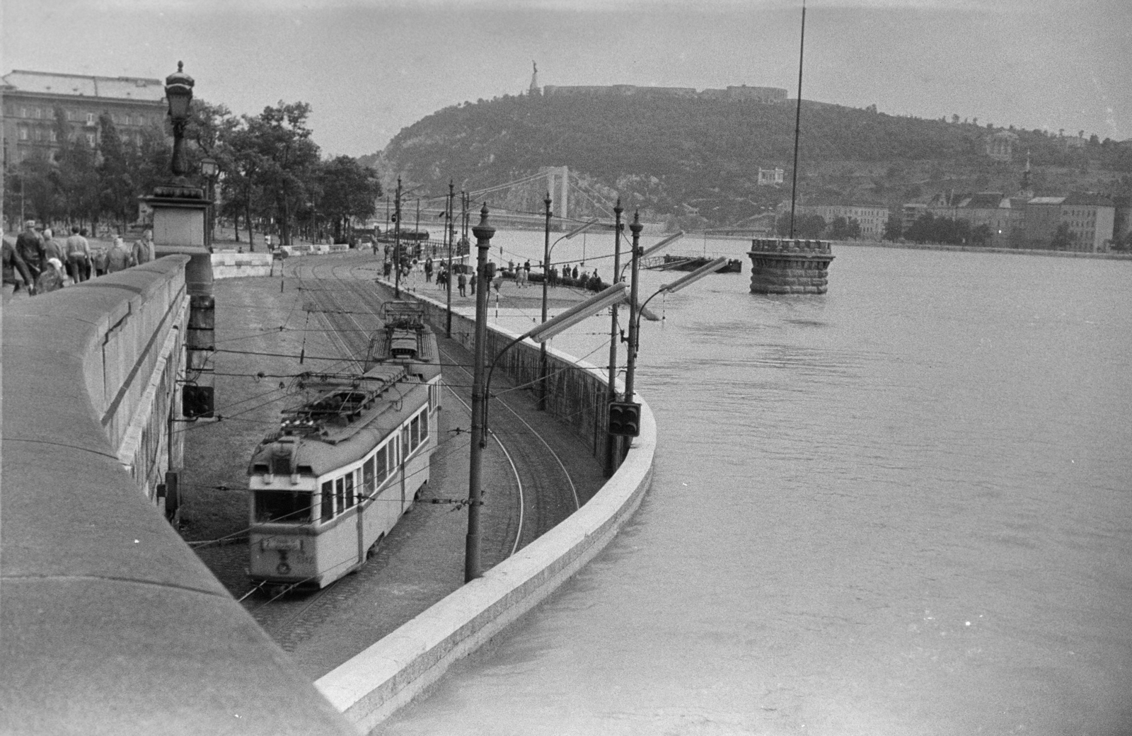 Hungary, Budapest V., villamos aluljáró a Széchenyi Lánchíd pesti hídfőjénél árvíz idején. Háttérben a Gellért-hegy., 1965, László Áron, flood, Budapest, tram, Fortepan #219455
