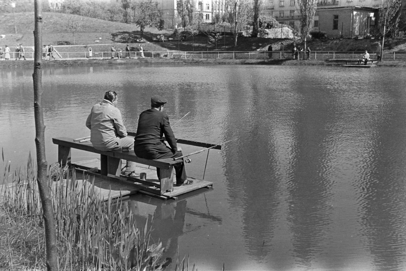 Magyarország, Budapest XI., Kosztolányi Dezső tér, a Feneketlen-tó a Villányi út és a Molnár C. Pál (Balogh) lejtő felé nézve., 1961, László Áron, Budapest, horgászat, Fortepan #219466