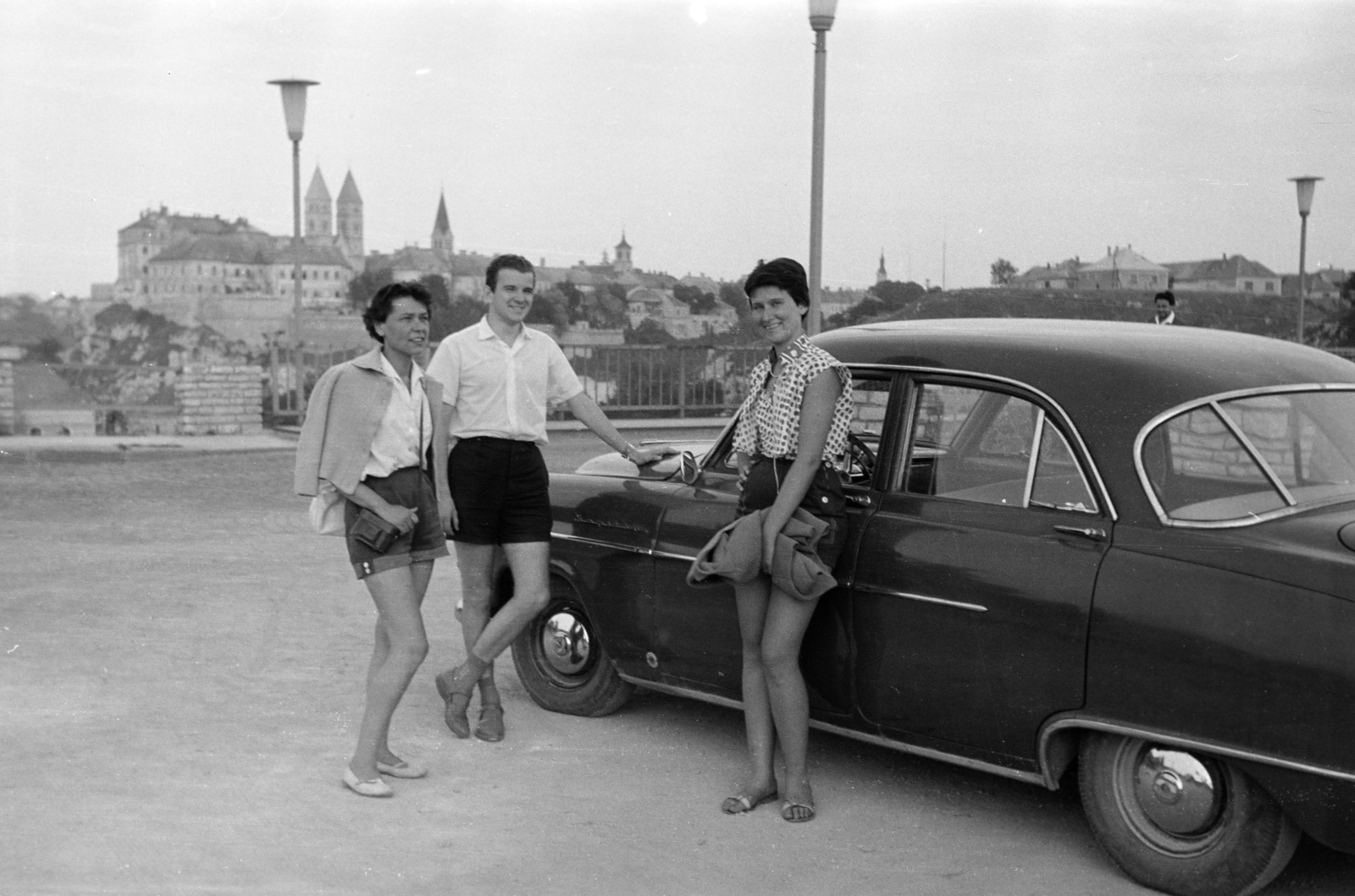 Magyarország, Veszprém, a felvétel a a Szent István völgyhídnál (Viadukt) készült, háttérben a Vár., 1963, László Áron, Fortepan #219482