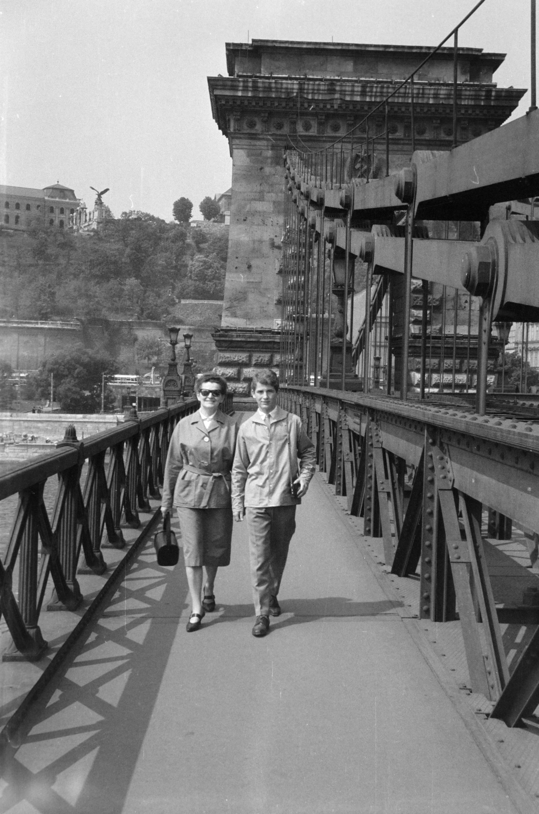 Hungary, Budapest I., a felvétel a Széchenyi Lánchídon készült, háttérben a budai Vár., 1963, László Áron, Budapest, Fortepan #219486