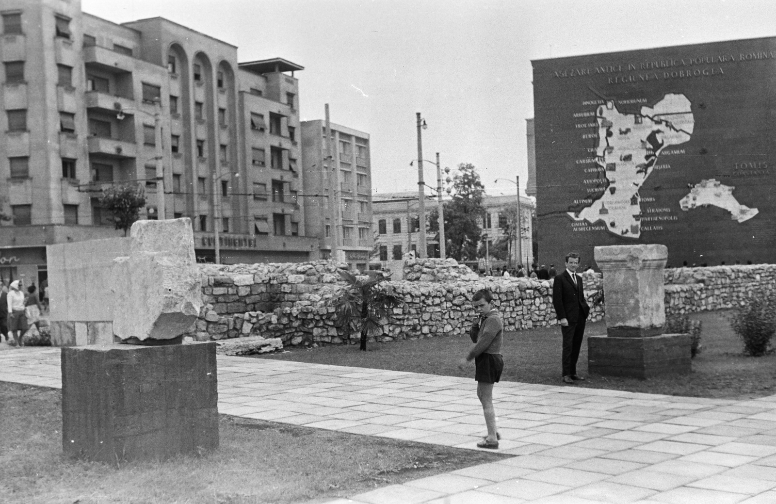 Romania, Constanța, Régészeti park, jobbra Dobrudzsa és Konstanca ókori emlékeit ábrázoló térkép a Bulevardul Ferdinand (Republicii) 7/b számú ház tűzfalán., 1963, László Áron, Fortepan #219492