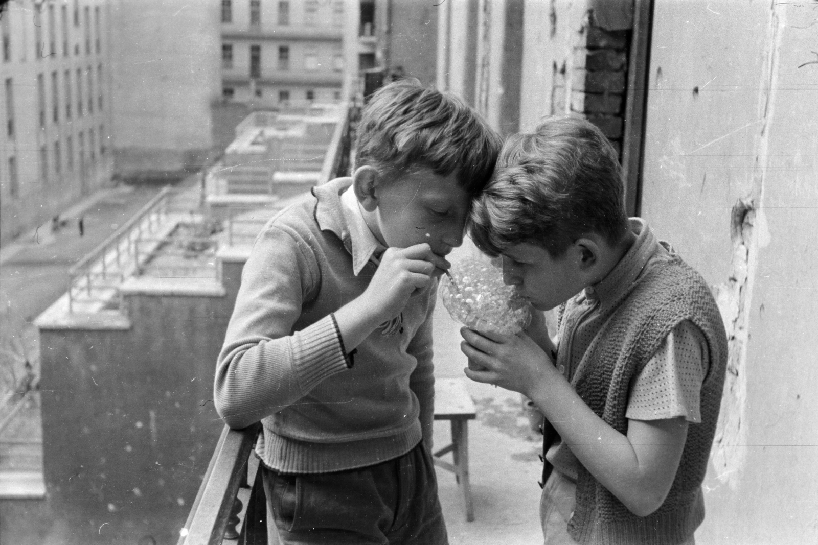 Hungary, Budapest I., a felvétel az Alagút utca 1. számú ház körfolyosóján készült, háttérben az Alagút utca - Attila út - Zerge lépcső - Logodi utca által határolt háztömb udvara., 1960, László Áron, Budapest, boys, blowing a bubble, Fortepan #219501