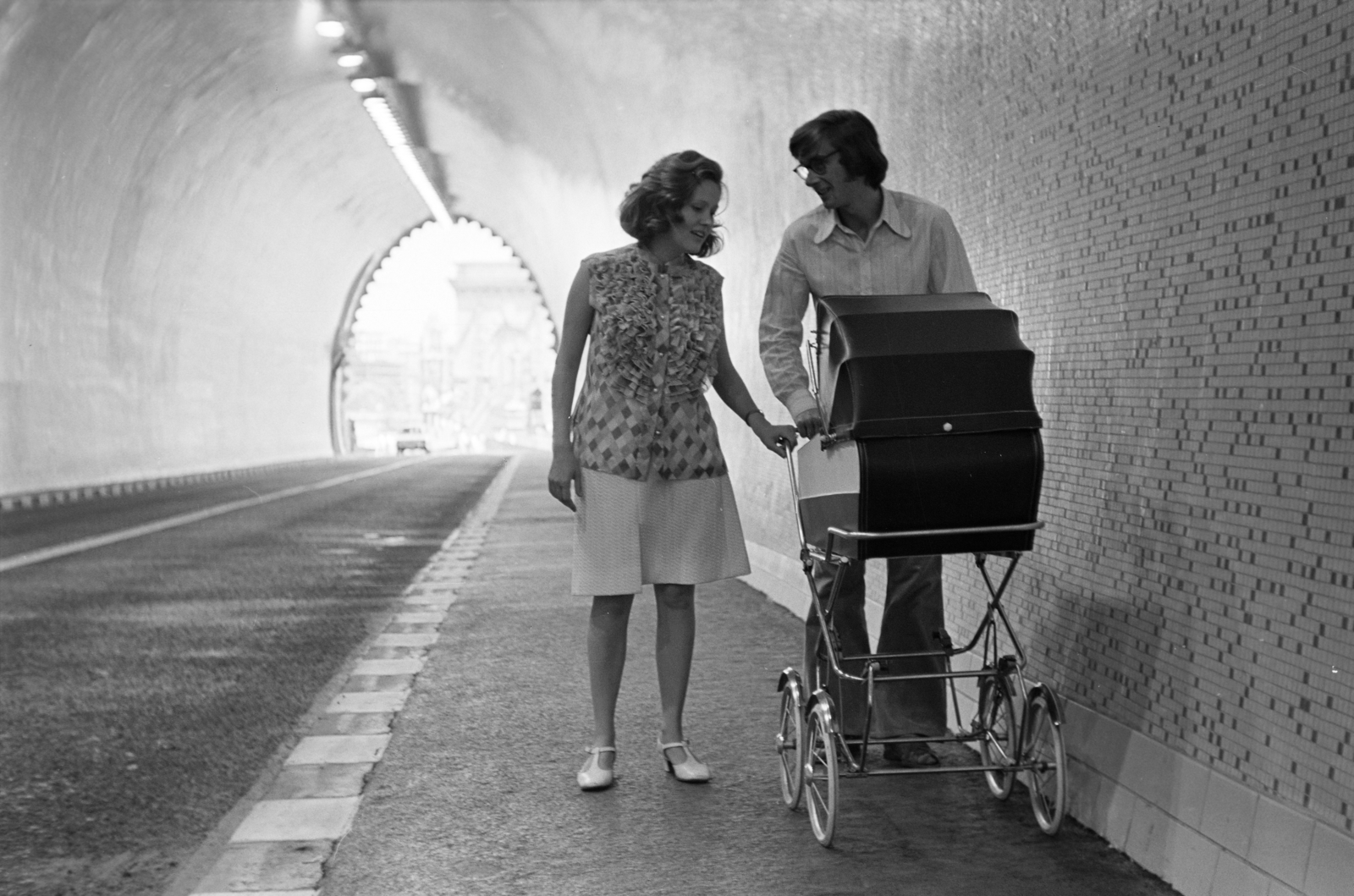 Hungary, Budapest I., Alagút háttérben a Széchenyi Lánchíd sziluettje., 1974, László Áron, baby carriage, tunnel, Budapest, Fortepan #219504