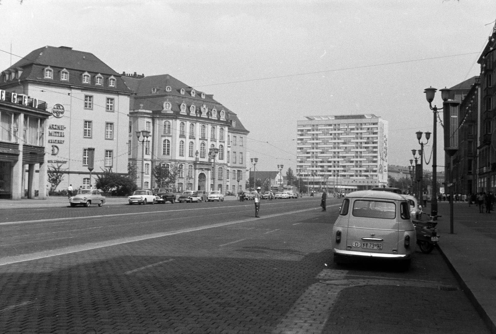 Germany, Dresden, a Wilsdruffer Strasse (Ernst-Thälmann-Strasse) a Pirnaischer Platz felé nézve. Balra a Wilsdruffer Strasse 4-6. (Ernst-Thählmann-Strasse 6.), a "Szegedhaus", ma Restaurant Szeged. Mögötte az Altes Landhaus (Régi tartományigyülés) épülete. Háttérben a Grunaer Weg 5. szám alatti magasház, 1967, László Áron, GDR, Fortepan #219509