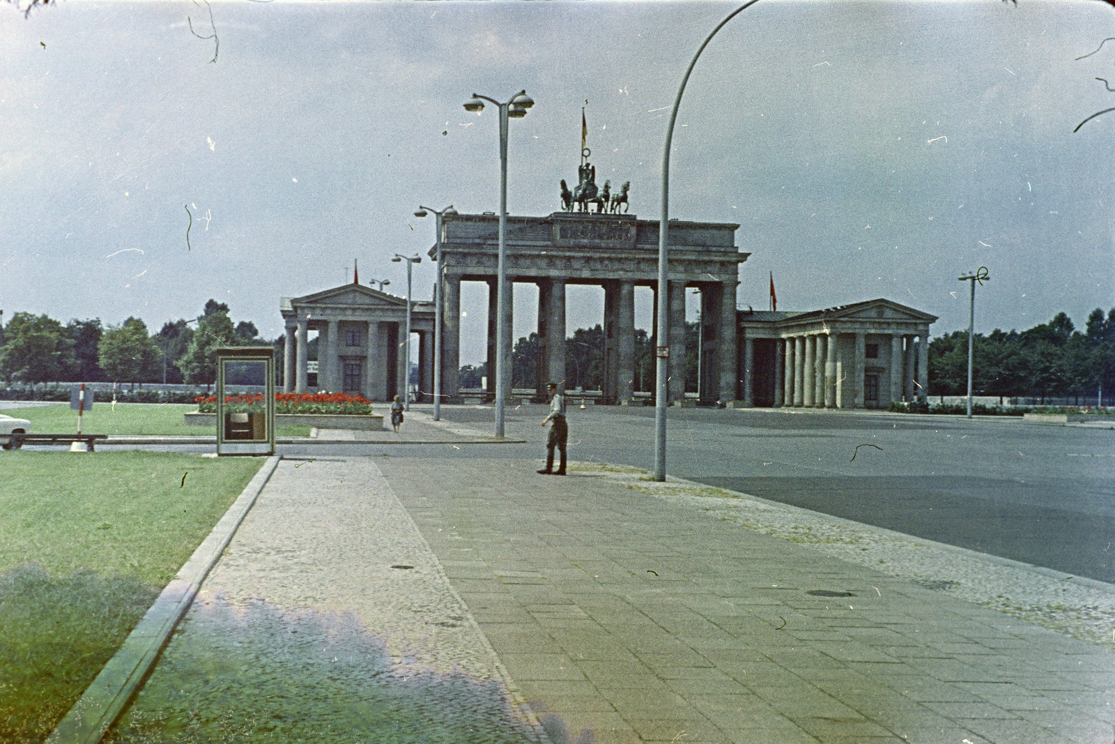 Németország, Berlin, Kelet-Berlin, a Brandenburgi kapu a Pariser Platz felől nézve., 1967, László Áron, színes, NDK, Berlini fal, Kelet-Berlin, Fortepan #219511