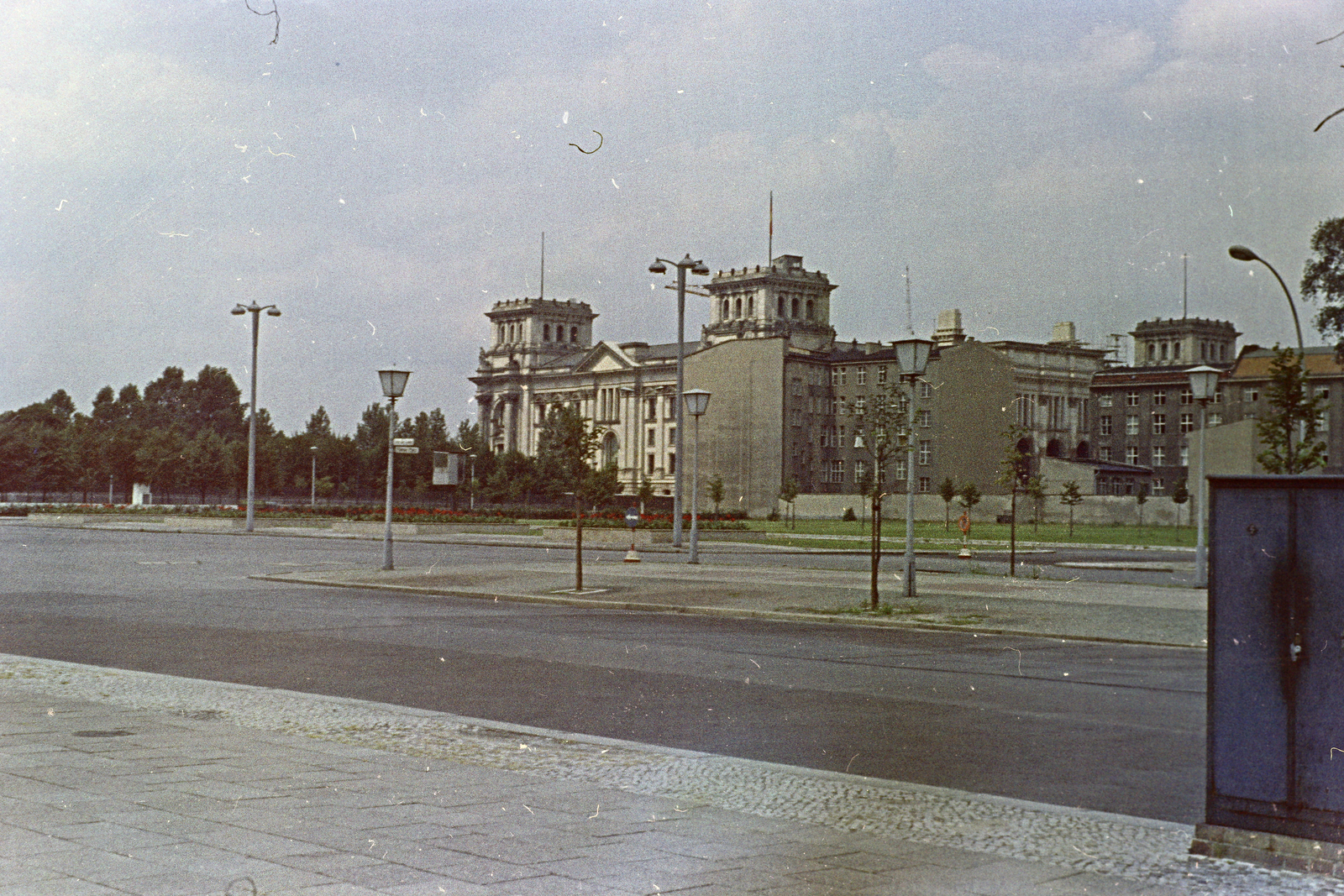 Germany, Berlin, Kelet-Berlin, Pariser Platz, háttérben a Reichstag épülete., 1967, László Áron, colorful, GDR, Berlin Wall, East-Berlin, Fortepan #219512