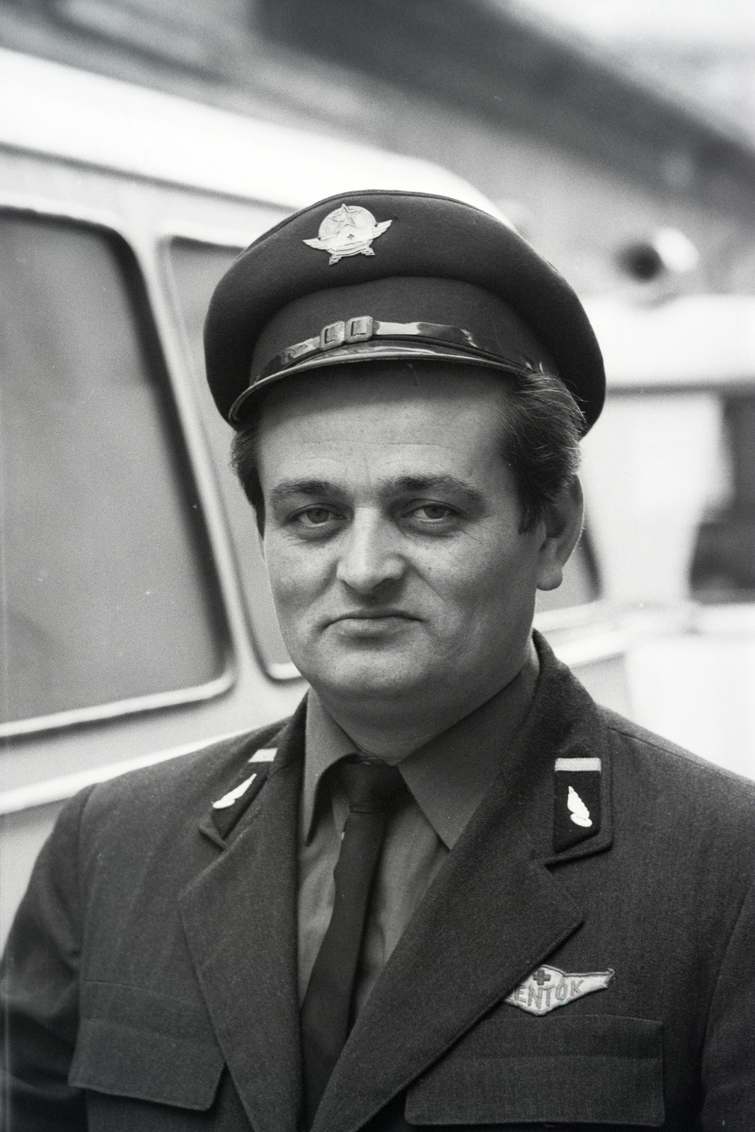 Hungary, Budapest VIII., a felvétel a Vajda Péter utca - Delej utca - Golgota út - Bláthy Ottó utca határolta MÁVAG kolónia területén működő mentőállomáson készült., 1970, László Áron, Budapest, ambulance driver, National Ambulance Service, peaked cap, Fortepan #219521