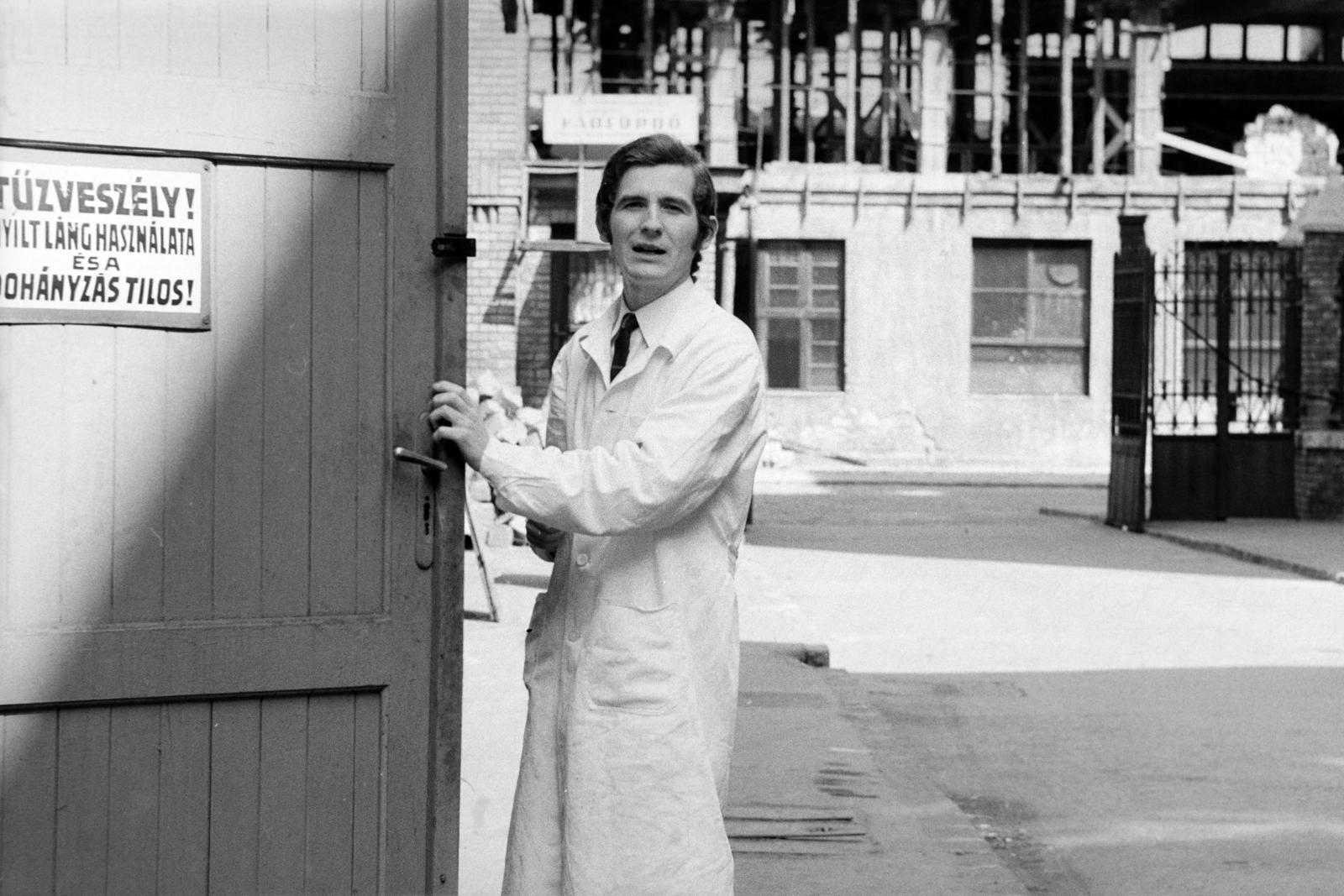 Hungary, Budapest VIII., a felvétel a Vajda Péter utca - Delej utca - Golgota út - Bláthy Ottó utca határolta MÁVAG kolónia területén működő mentőállomáson készült. Háttérben a Golgota úti kapu látható., 1970, László Áron, Budapest, Fortepan #219526