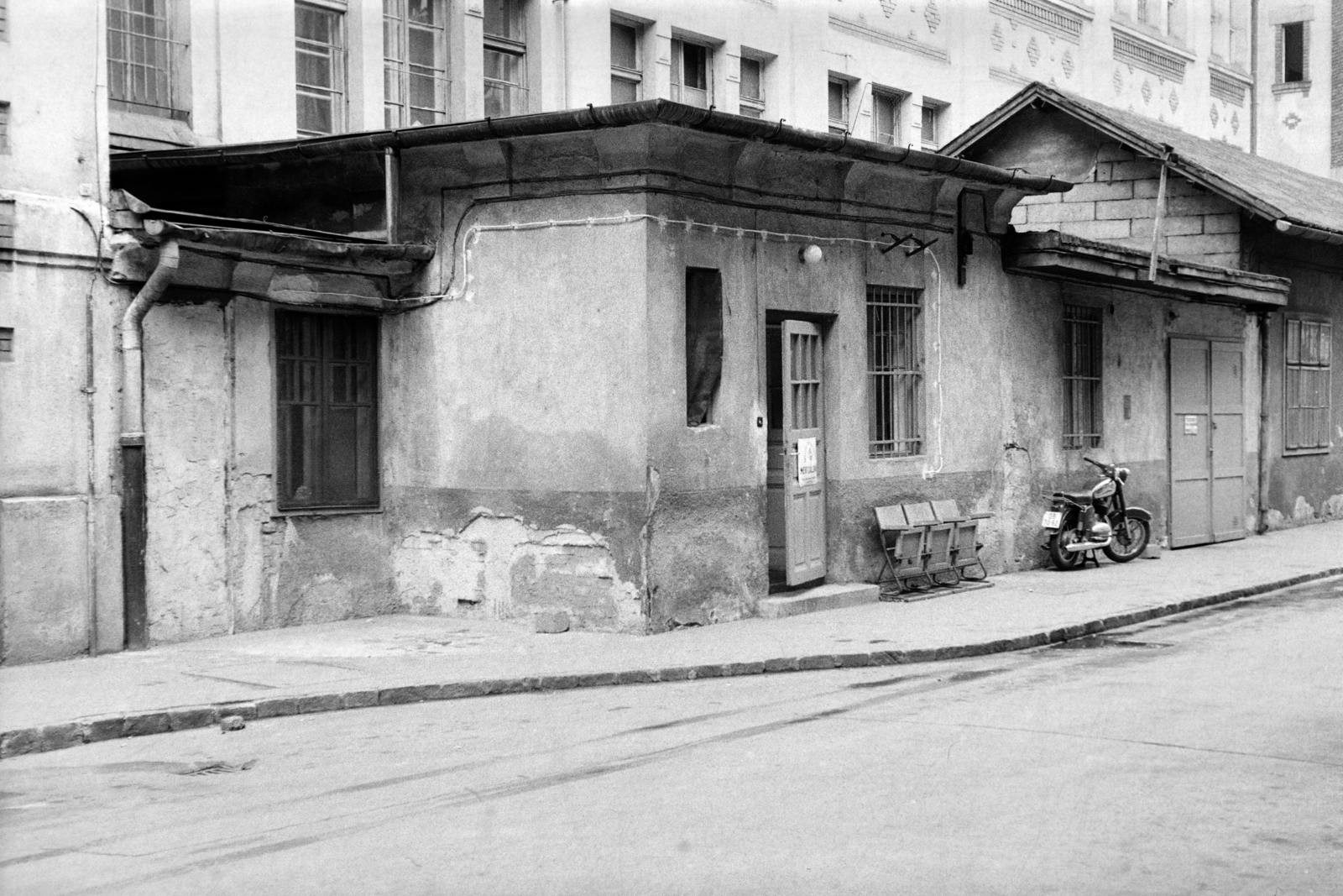 Hungary, Budapest VIII., a felvétel a Vajda Péter utca - Delej utca - Golgota út - Bláthy Ottó utca határolta MÁVAG kolónia területén működő mentőállomáson készült., 1970, László Áron, Budapest, Jawa-brand, Fortepan #219533