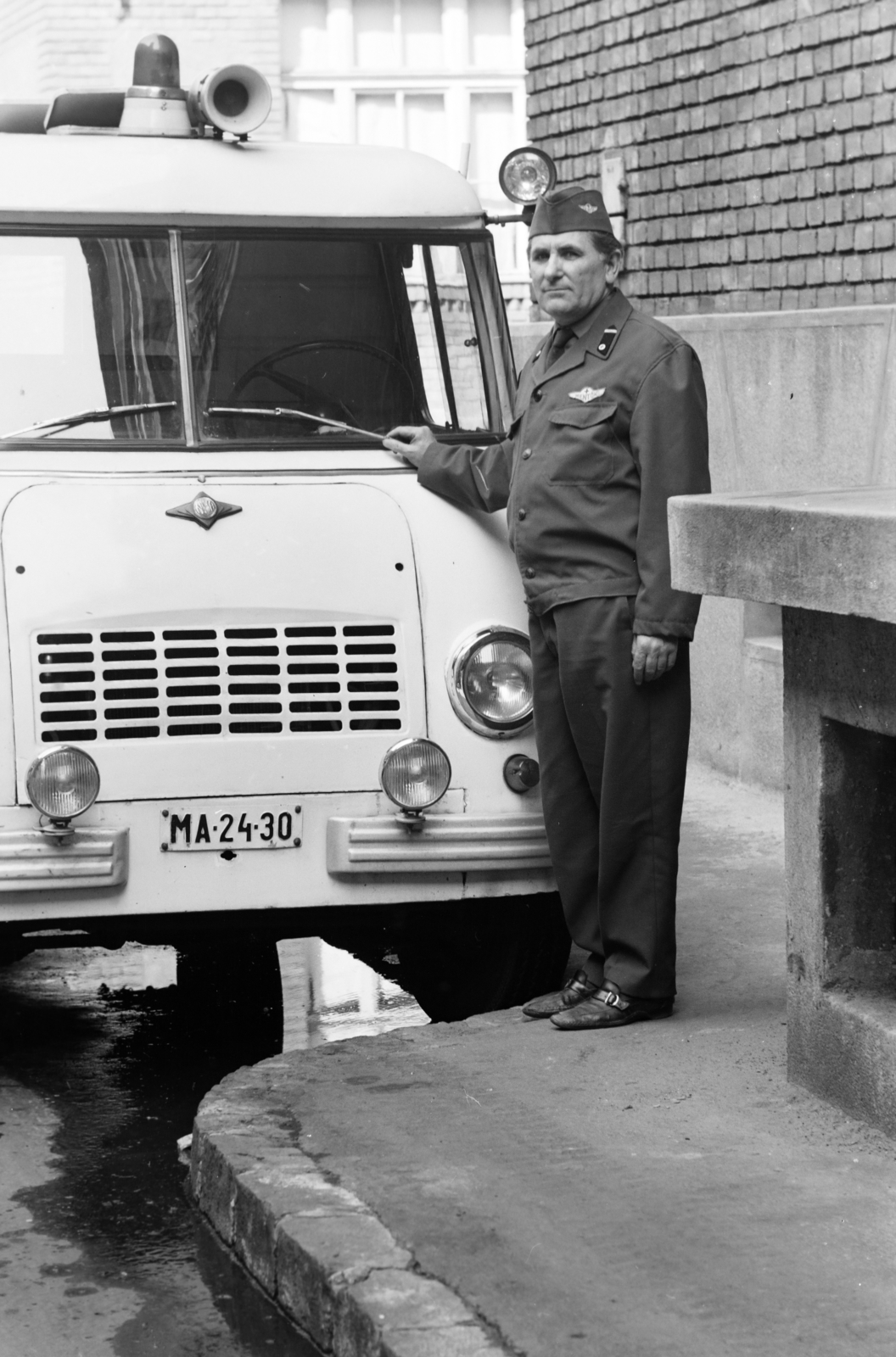 Hungary, Budapest VIII., a felvétel a Vajda Péter utca - Delej utca - Golgota út - Bláthy Ottó utca határolta MÁVAG kolónia területén működő mentőállomáson készült., 1970, László Áron, Nysa-brand, ambulance, number plate, Budapest, ambulance doctor, ambulance driver, National Ambulance Service, Fortepan #219536