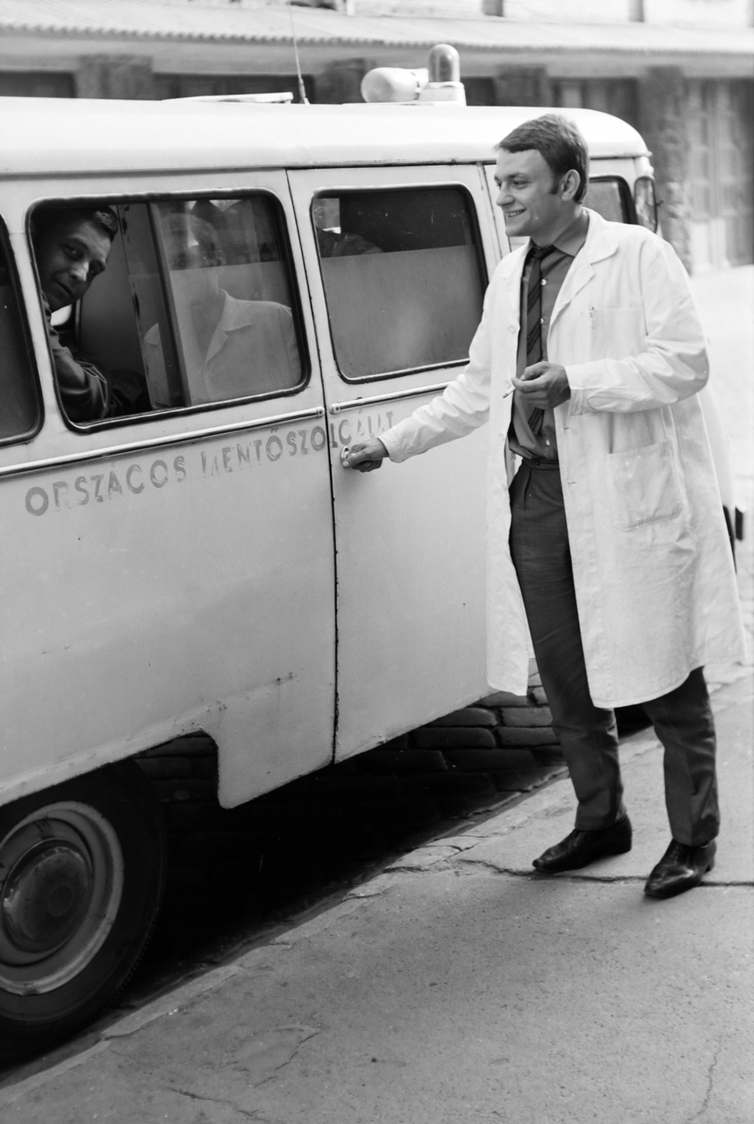 Hungary, Budapest VIII., a felvétel a Vajda Péter utca - Delej utca - Golgota út - Bláthy Ottó utca határolta MÁVAG kolónia területén működő mentőállomáson készült., 1970, László Áron, ambulance, Budapest, ambulance doctor, National Ambulance Service, Fortepan #219537