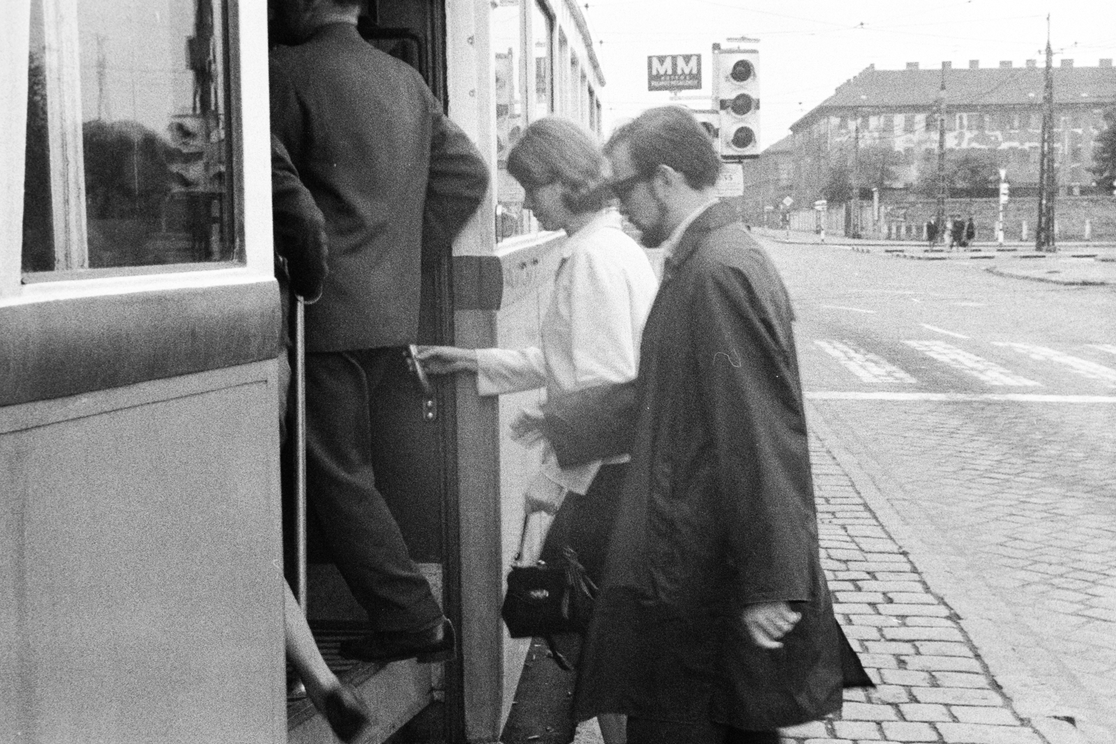 Hungary, Budapest XIII., Váci út, villamosmegálló a Róbert Károly körút kereszteződésénél, jobbra a háttérben a Hétház munkáskolónia épületeinek Árbóc utcai homlokzata., 1967, László Áron, Budapest, tram stop, Fortepan #219552