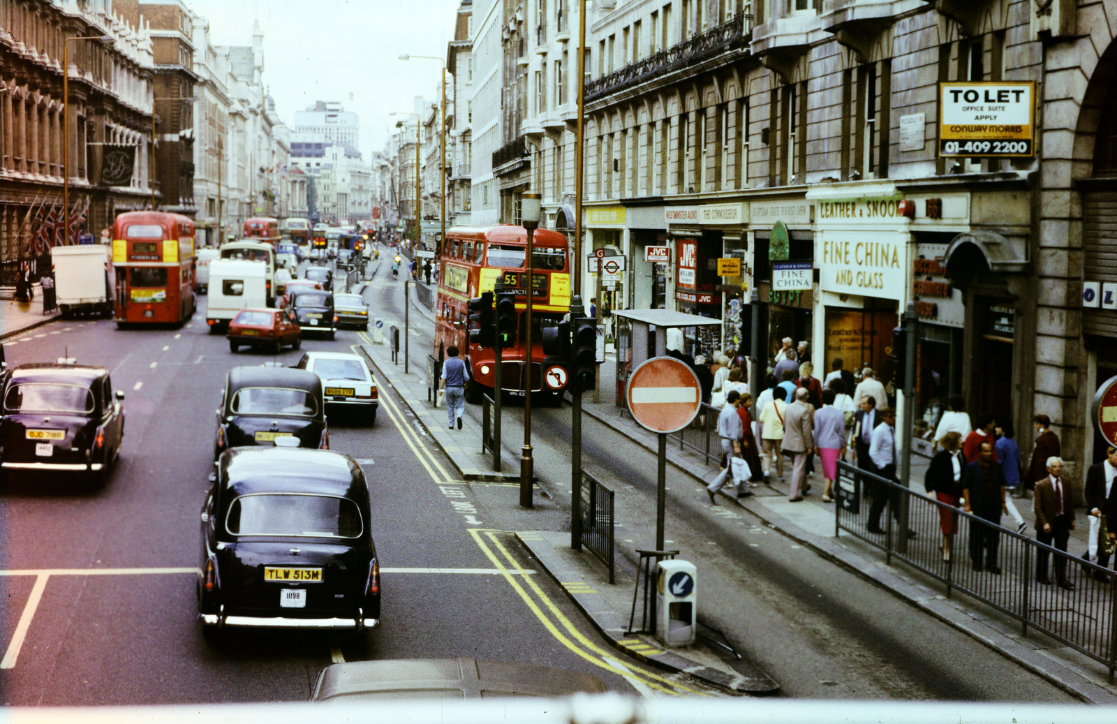 United Kingdom, London, Piccadilly, a Saint James's Streettől a Piccadilly Circus felé nézve., 1974, Mezey András, Fortepan #219568