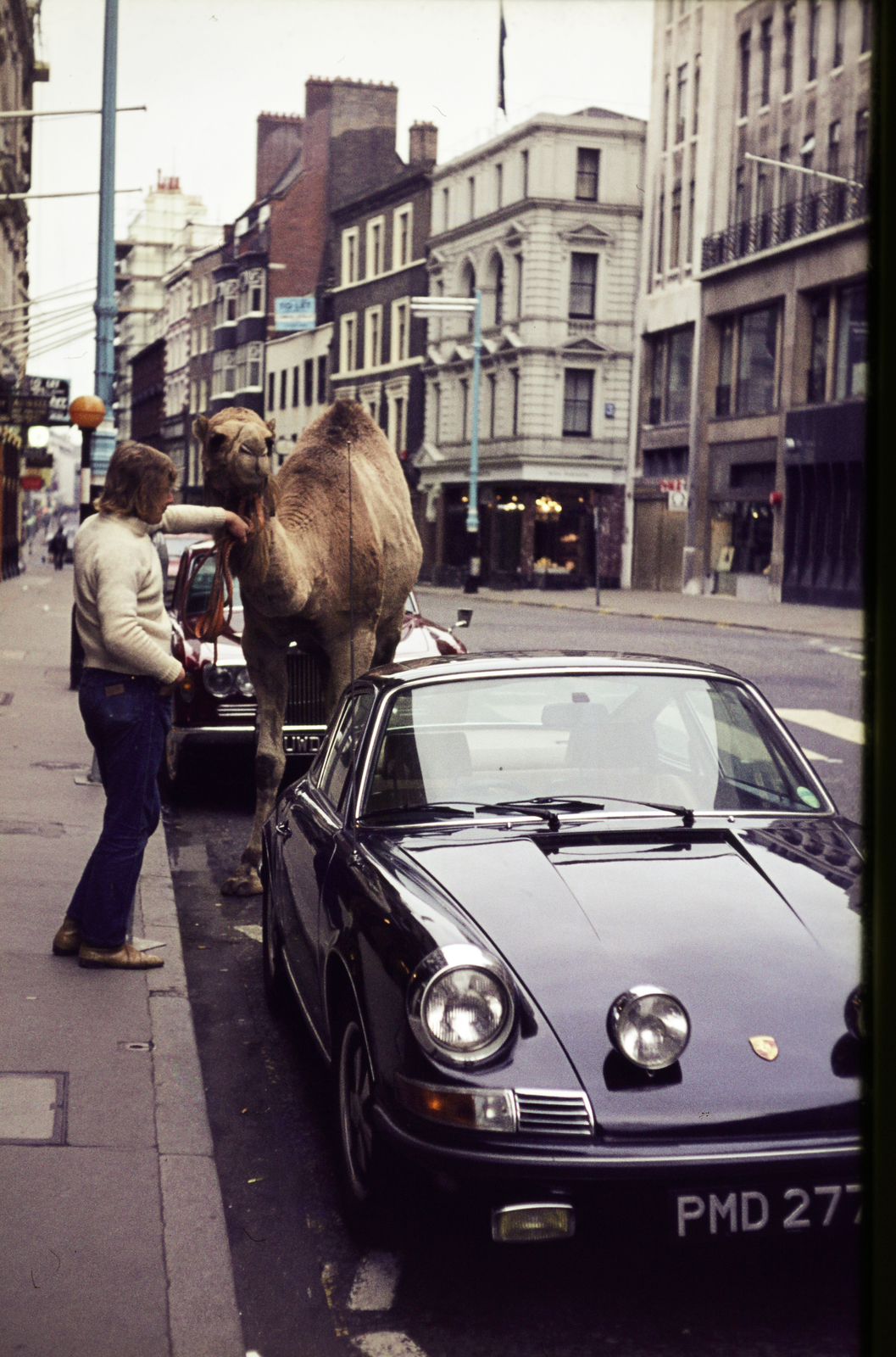 Egyesült Királyság, London, New Bond Street az Old Bond Street felől a Clifford Street felé nézve., 1974, Mezey András, színes, teve, Porsche-márka, Porsche 911, Fortepan #219570