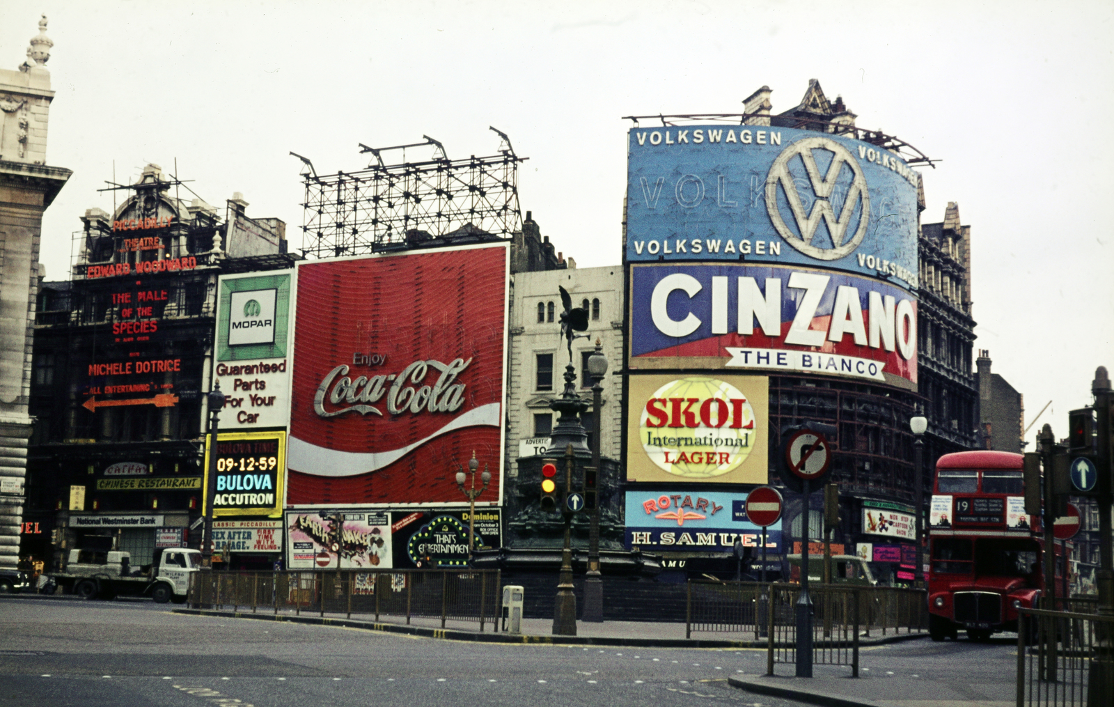 Egyesült Királyság, London, Piccadilly Circus, Shaftesbury Memorial Fountain, jobbra a Shaftesbury Avenue., 1974, Mezey András, Fortepan #219575