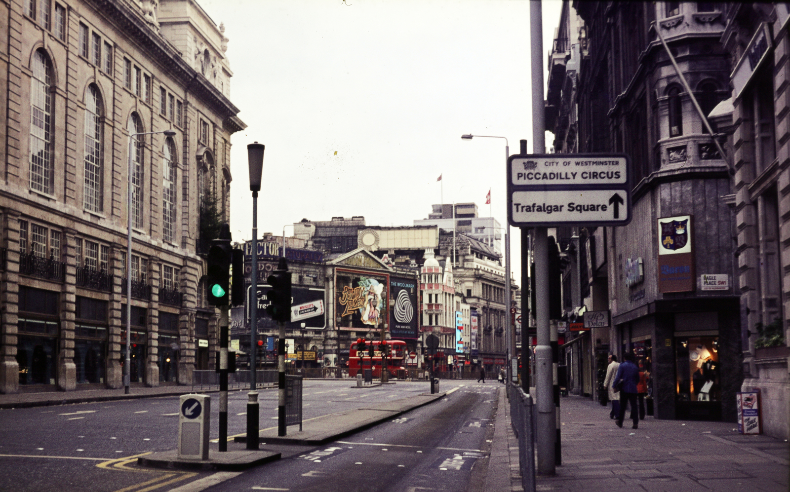 United Kingdom, London, Piccadilly a Piccadilly Circus felé nézve., 1974, Mezey András, Fortepan #219577