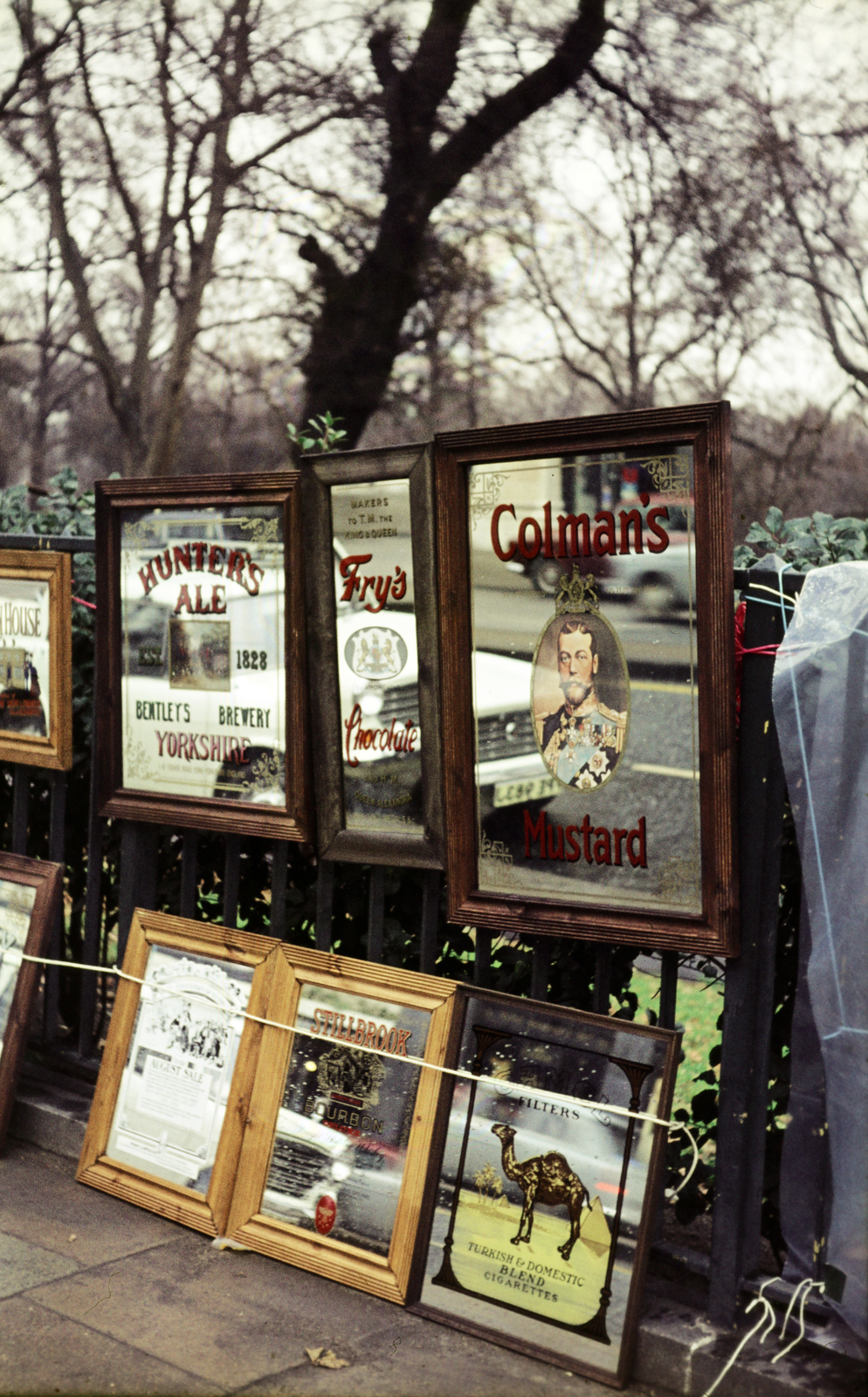 United Kingdom, London, Piccadilly a Green Park kerítése mellett., 1974, Mezey András, Fortepan #219578