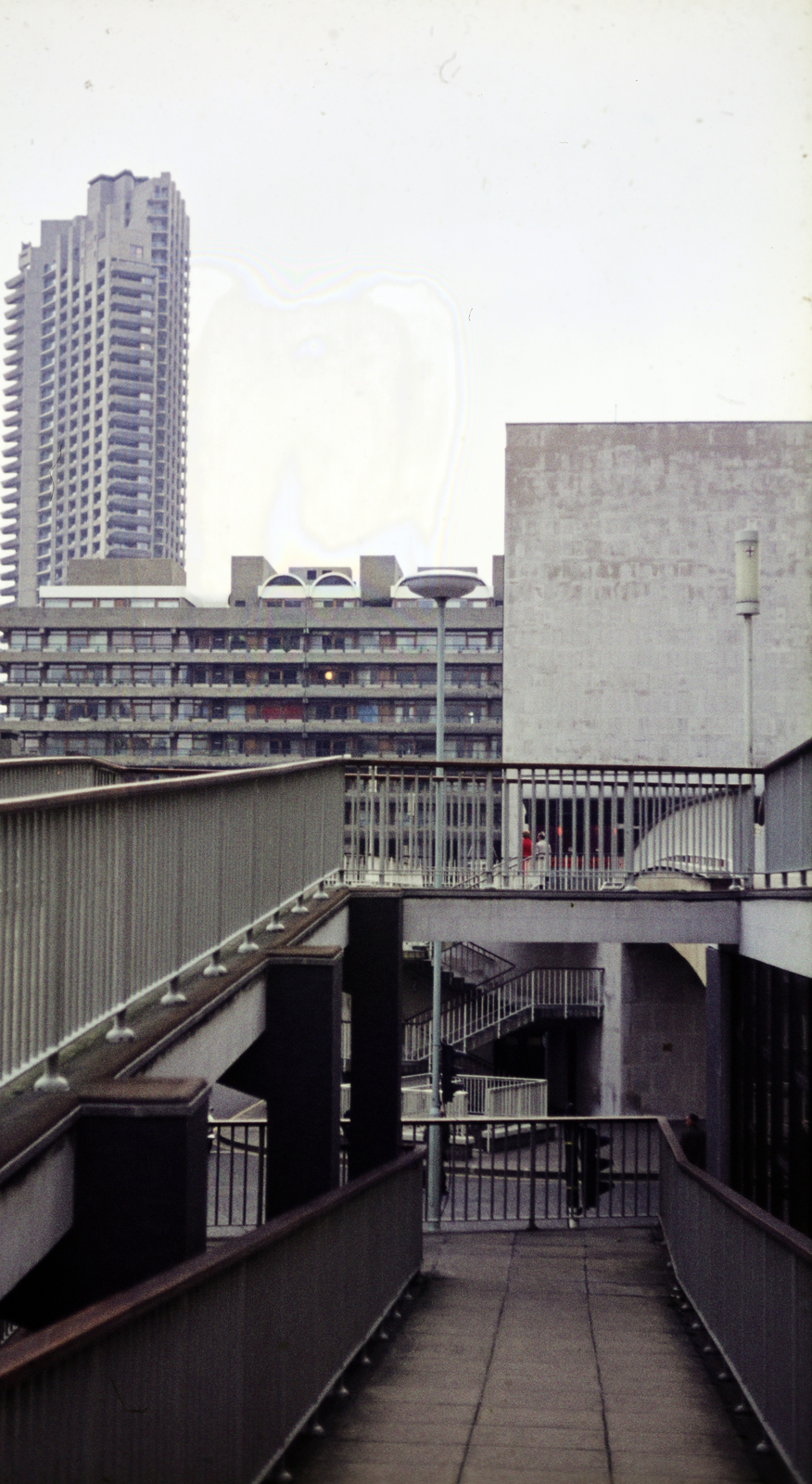 United Kingdom, London, London Wall a Barbican-telep felé fényképezve, háttérben a Cromwell Tower., 1974, Mezey András, Fortepan #219586