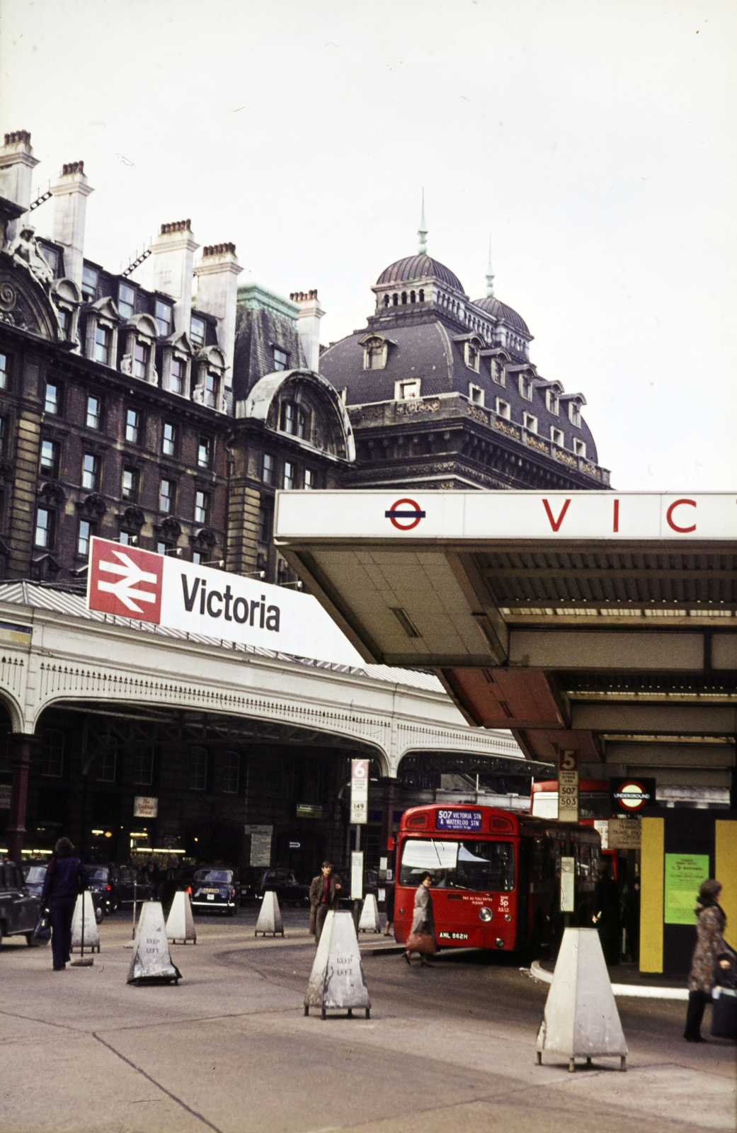 United Kingdom, London, Terminus Place, a Victoria autóbusz-pályaudvar "A" megálló., 1974, Mezey András, Fortepan #219589