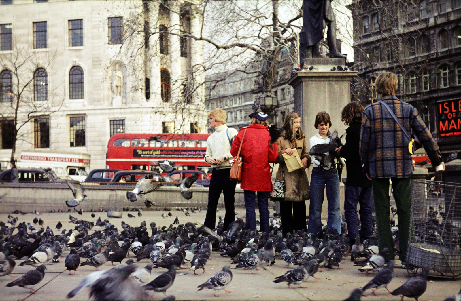 United Kingdom, London, Trafalgar Square a Strand felé nézve., 1974, Mezey András, dove, youth, colorful, Fortepan #219591