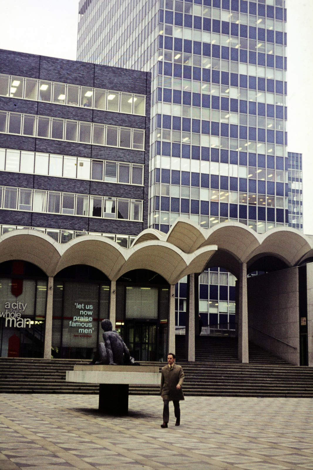 United Kingdom, London, Three Nun Court (avagy Northern Guildhall Piazza) a London Wall irányába nézve, jobbra a háttérben a 40.Basinghall Street (később City Tower) irodaépület., 1974, Mezey András, Fortepan #219593