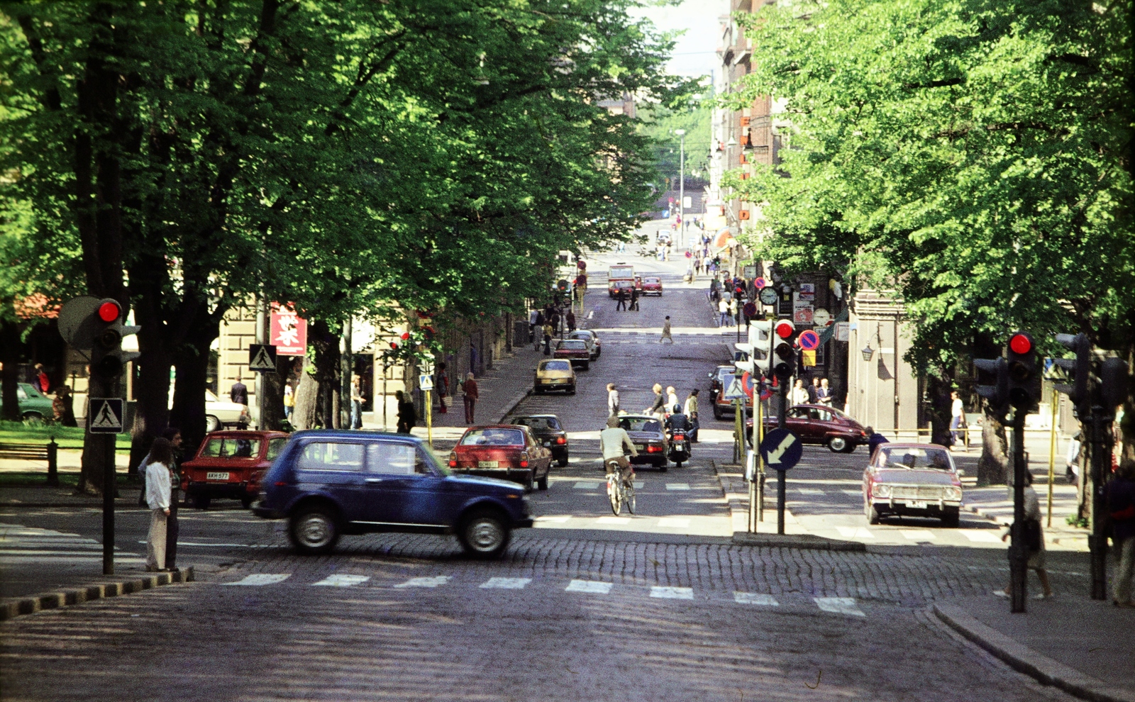 Finnország, Helsinki, Korkeavuorenkatu a Mikonkatu felé nézve, keresztben az Esplanadi park., 1978, Mezey András, Saab 99, gyalogátkelő, kerékpár, Fortepan #219595