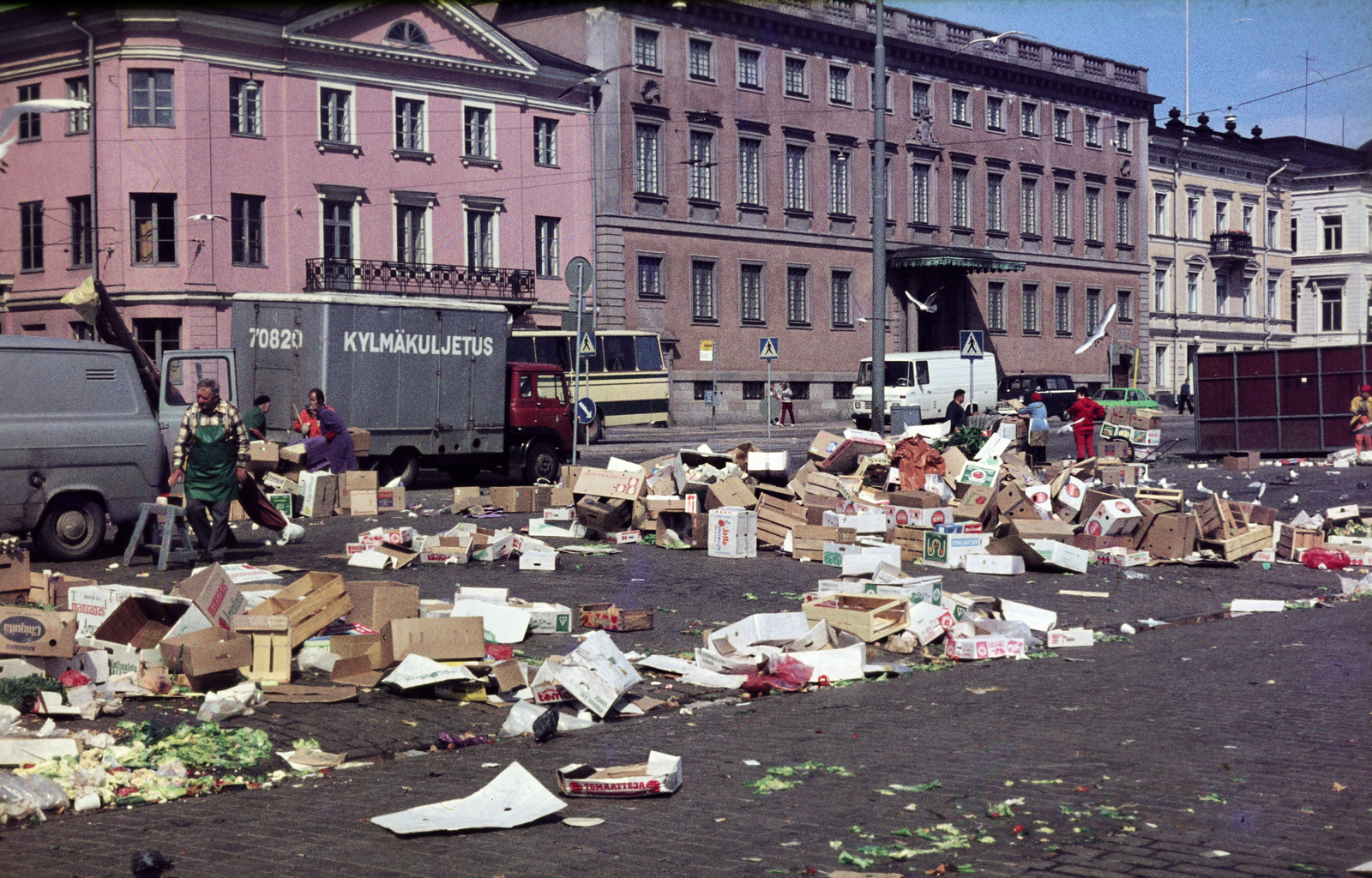 Finnország, Helsinki, a kikötői piactér (Kauppatori), háttérben középen Svédország helsinki nagykövetsége., 1978, Mezey András, színes, doboz, rekesz, szemét, Fortepan #219597