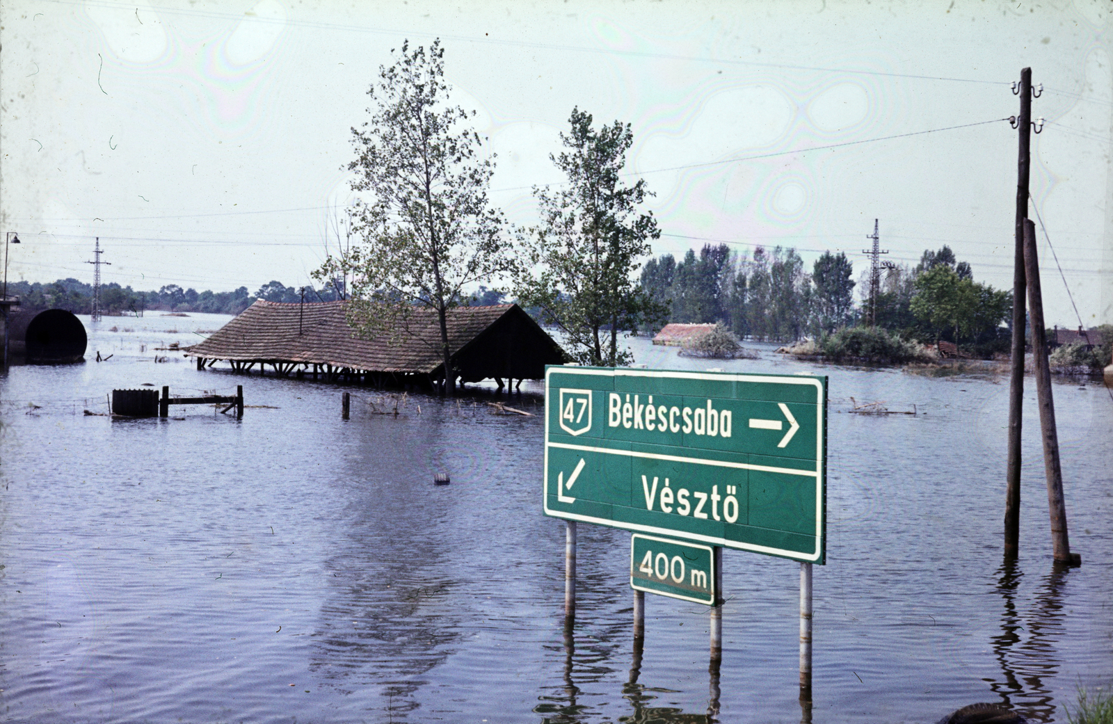 Hungary, Szeghalom, a Berettyó folyó és a Sebes-Körös árterülete, az elöntött 47-es főút. A felvétel a Kutas-főcsatorna gátjánál készült., 1980, Mezey András, colorful, road signs, flood, Fortepan #219606