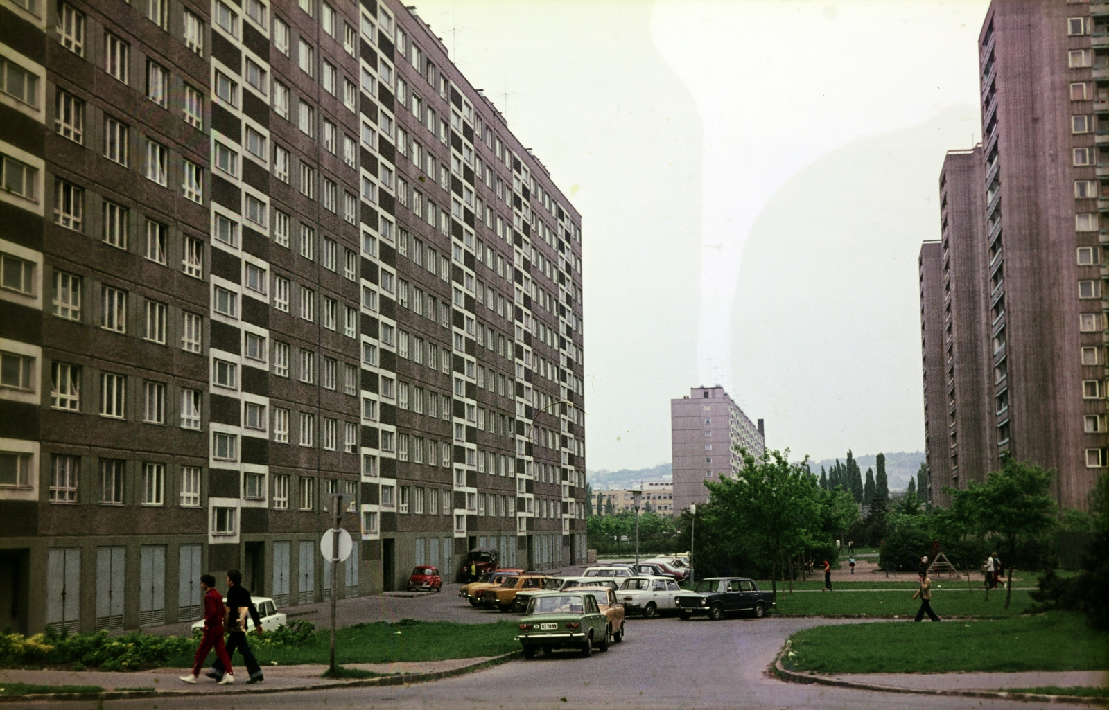 Magyarország, Budapest XI., Etele (Szakasits Árpád) út, balra a 42-38 számú ház, jobbra a Fejér Lipót utca toronyházak látszanak., 1977, Mezey András, Budapest, Kelenföldi lakótelep, Fortepan #219618