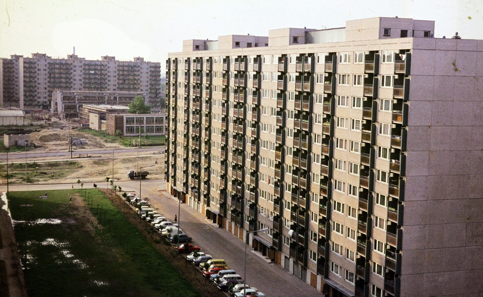 Magyarország, Budapest X., Kőbánya Újhegyi lakótelep, kilátás a Harmat utcai sávházból a Sibrik Miklós utca felé., 1977, Mezey András, Budapest, Fortepan #219619