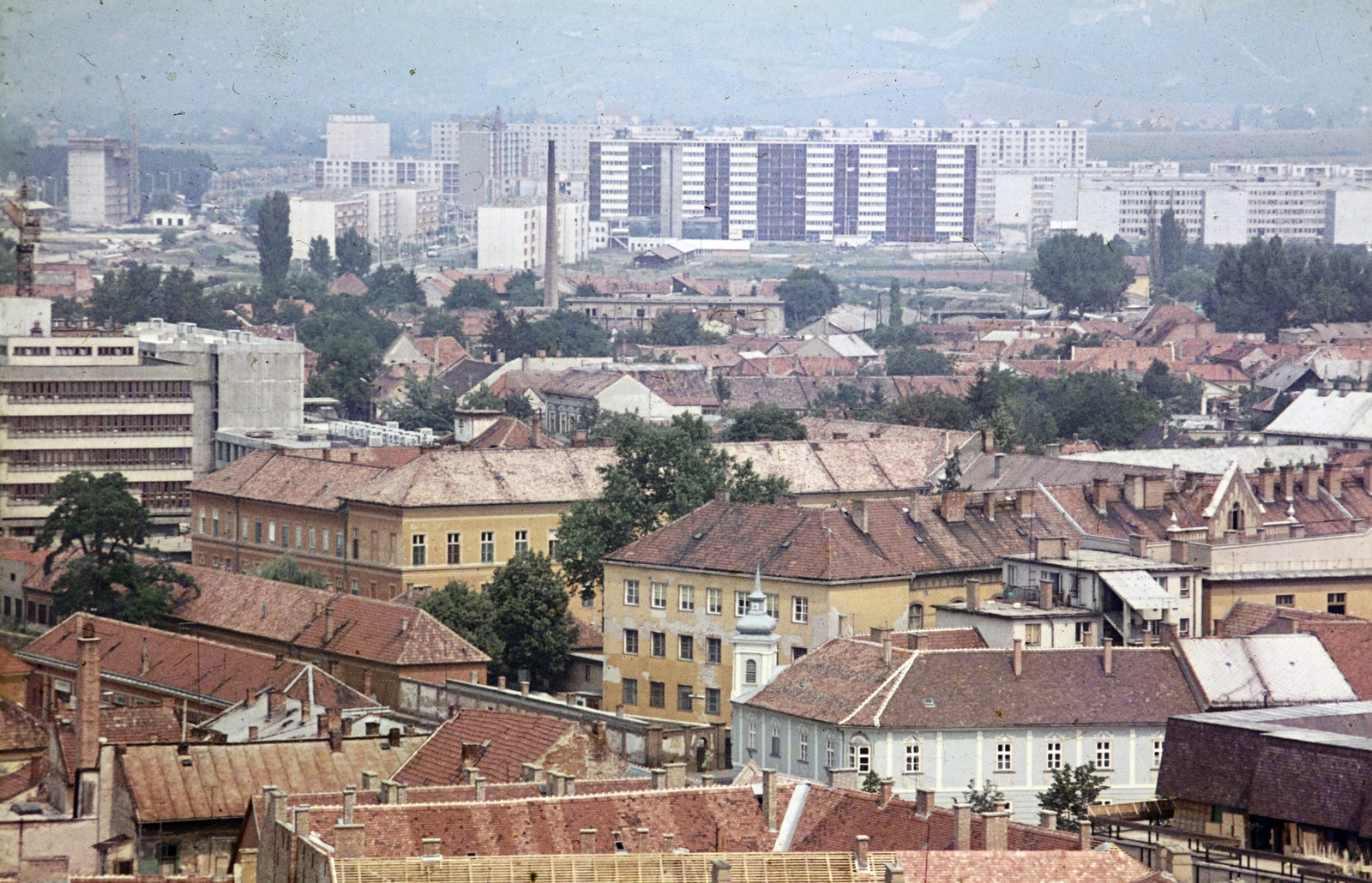 Magyarország, Eger, kilátás a Líceum teraszáról, a Csebokszári lakótelep felé., 1977, Mezey András, színes, panelház, háztető, saroktorony, Fortepan #219625