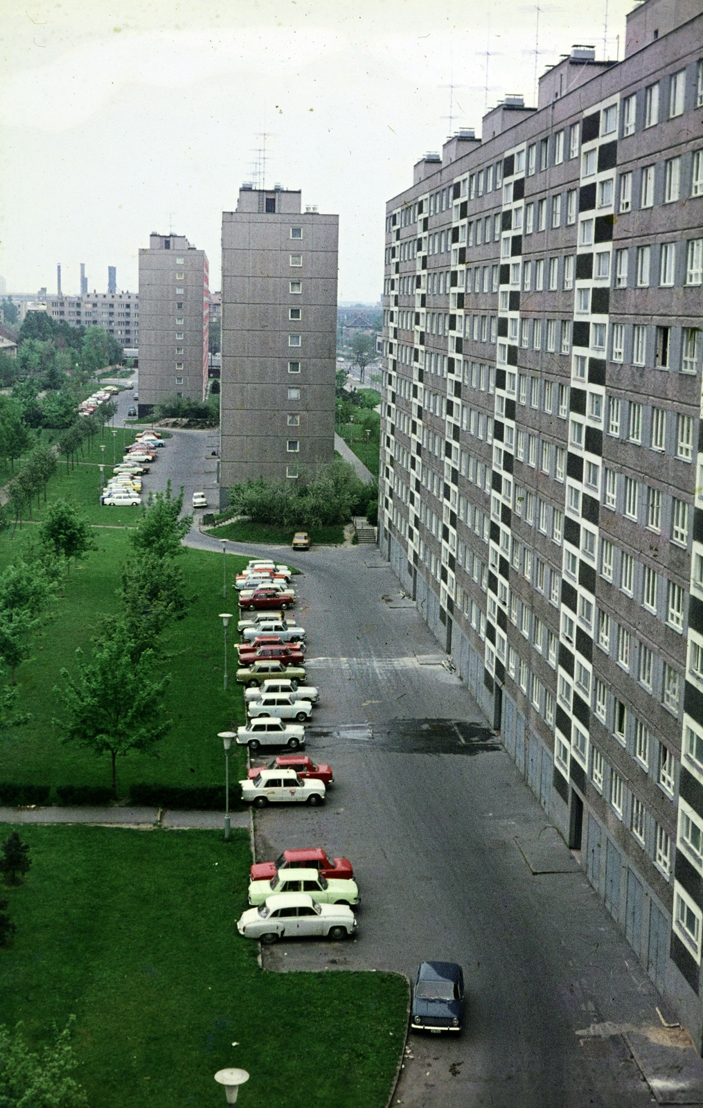 Hungary, Budapest XI., kilátás a Tétényi út 42/b épületből az Etele (Szakasits Árpád) út melletti házak felé., 1977, Mezey András, Budapest, colorful, blocks, concrete block of flats, bird's eye view, Kelenföld housing complex, Fortepan #219635