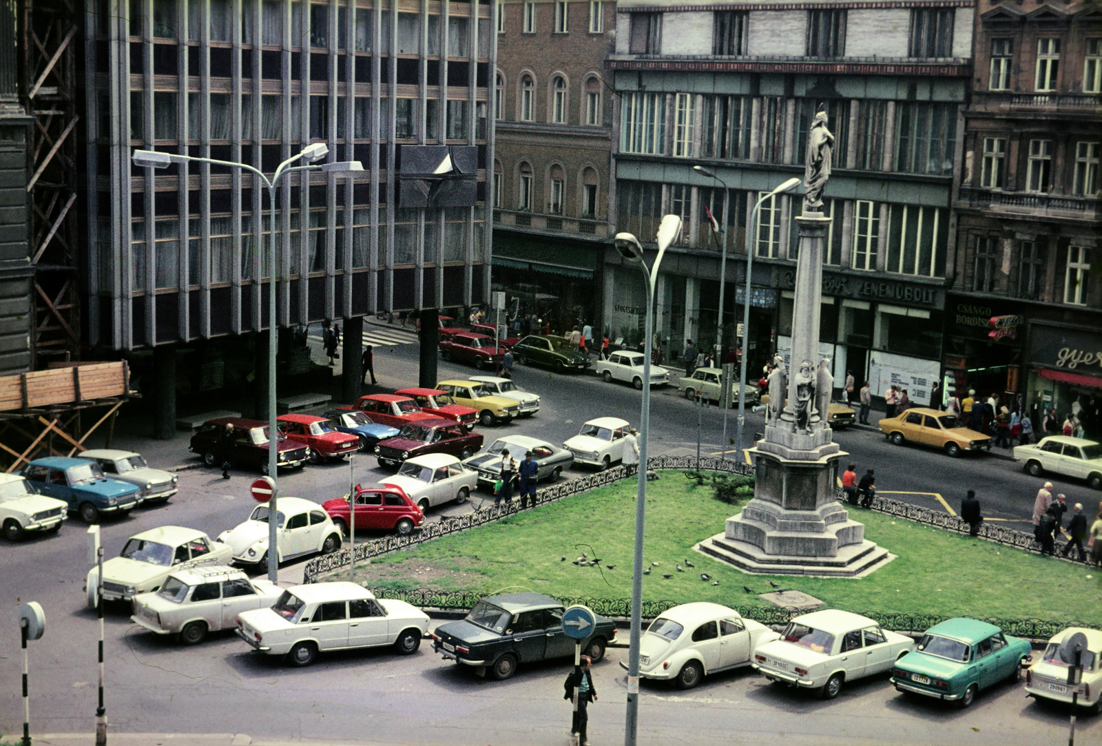 Magyarország, Budapest V., Szervita (Martinelli) tér, balra a Petőfi Sándor utca. Előtérben a Mária oszlop., 1983, Mezey András, Budapest, szobor, színes, madártávlat, Fortepan #219644