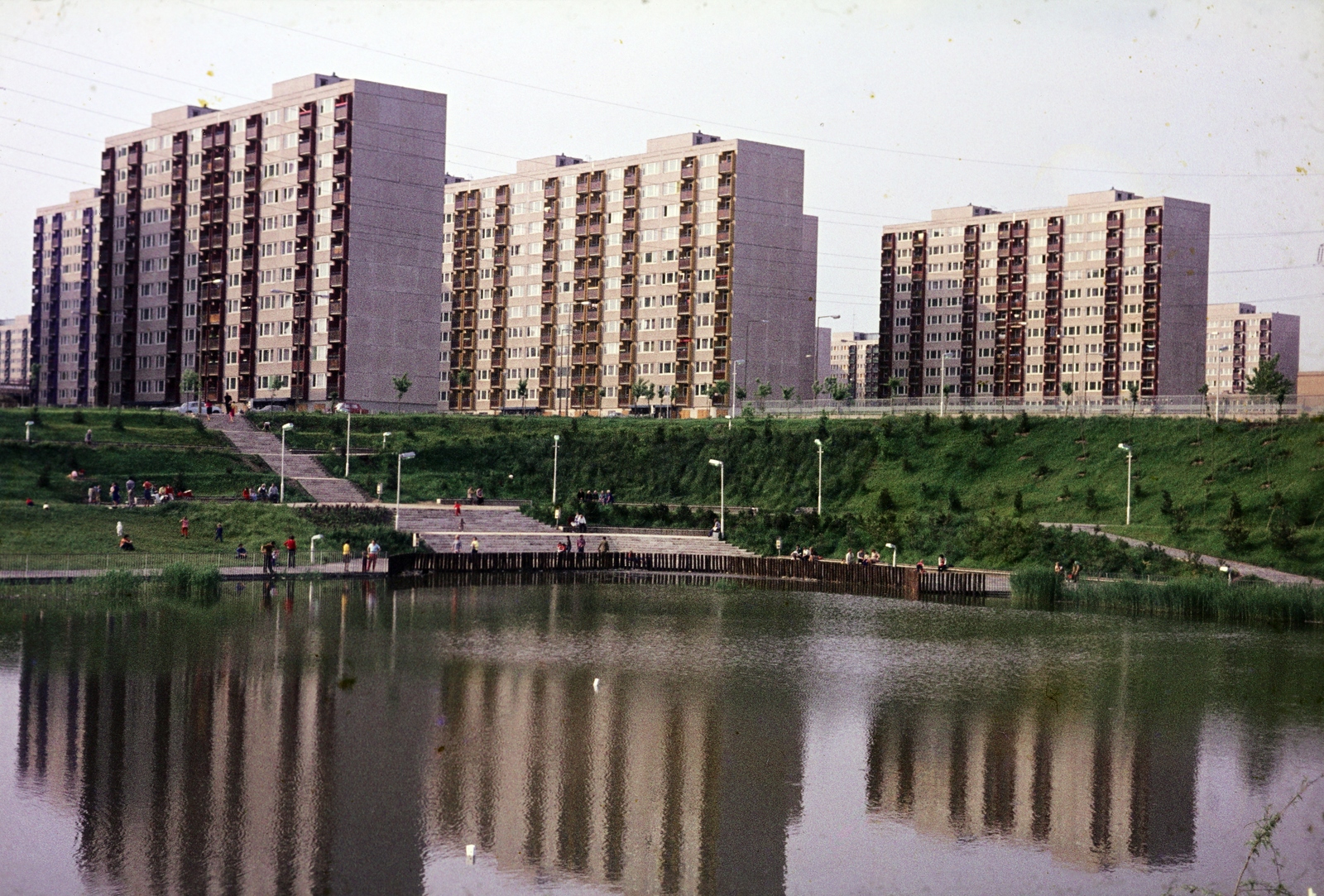 Hungary, Budapest X., Kőbánya Újhegyi lakótelep. Szocialista Brigádok Parkja (később Bányató Park)., 1983, Mezey András, Budapest, blocks, concrete block of flats, Fortepan #219650