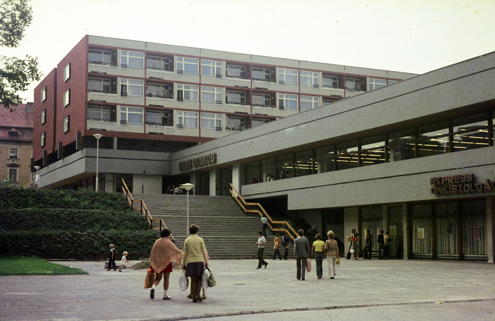 Magyarország, Eger, Barkóczi (Beloiannisz) utca 4. Egri Domus Lakberendezési Áruház., 1980, Mezey András, Fortepan #219653
