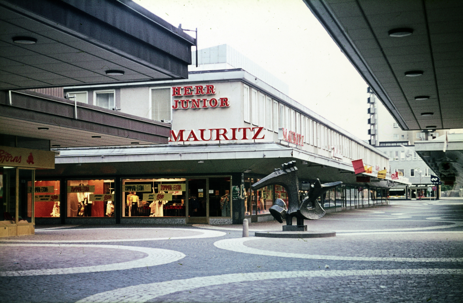 Sweden, Stockholm, Vällingby Centrum, a Pajalagtalan és a Vällingbygången kereszteződésésben Margot Hedeman svéd szobrász "Névtelen" című bronzszobra., 1971, Mezey András, Fortepan #219672