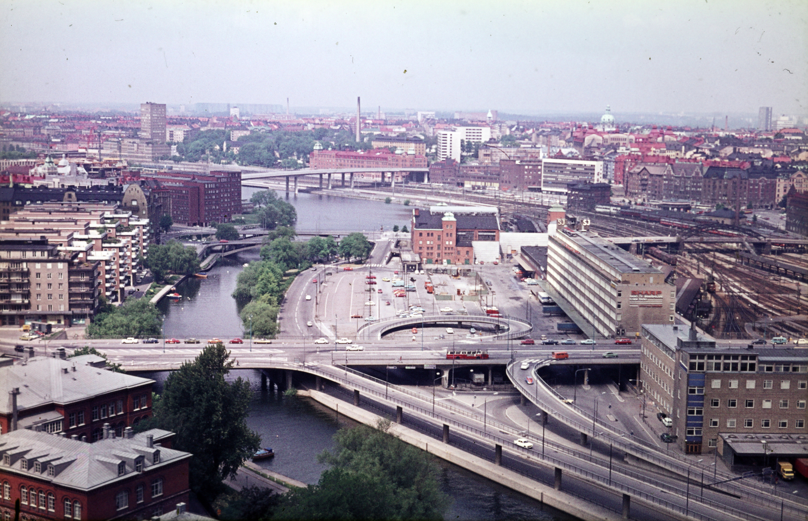Sweden, Stockholm, kilátás a Stadhustornet-ből (a Városháza tornyából) a Klara Sjö csatorna felé, elótérben jobbra Klara Post Terminal látható., 1971, Mezey András, Fortepan #219675