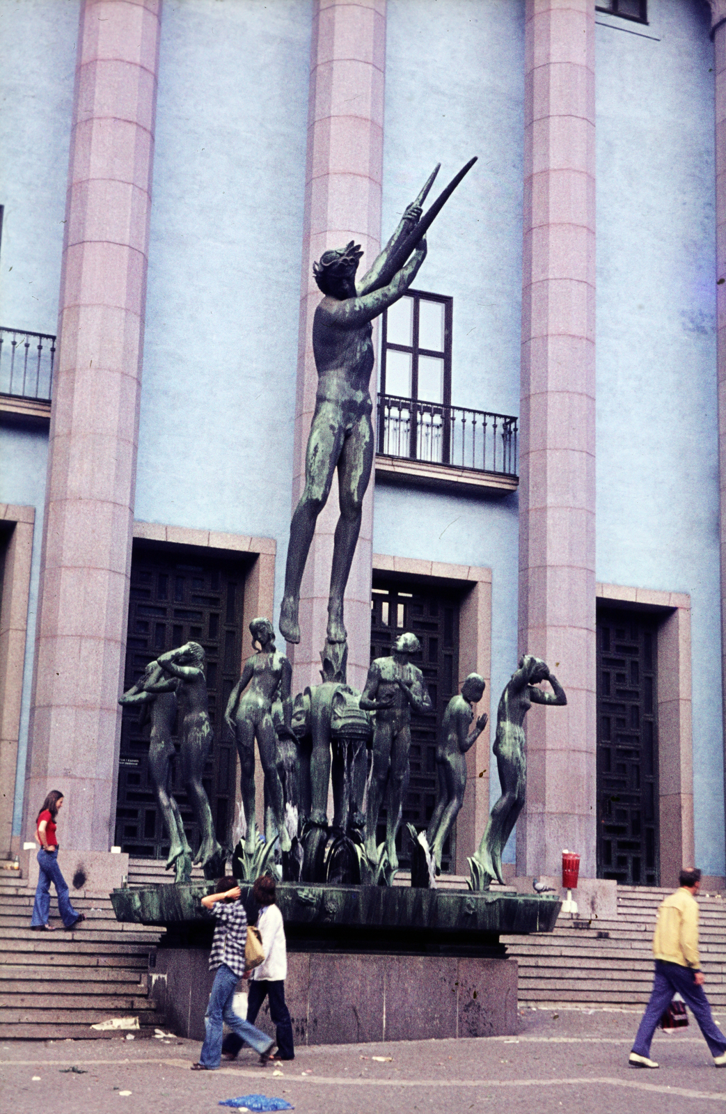 Sweden, Stockholm, Hötorget, az Orfeusgruppen című kút szoborcsoport, a Konserthuset Stockholm., 1971, Mezey András, Fortepan #219683