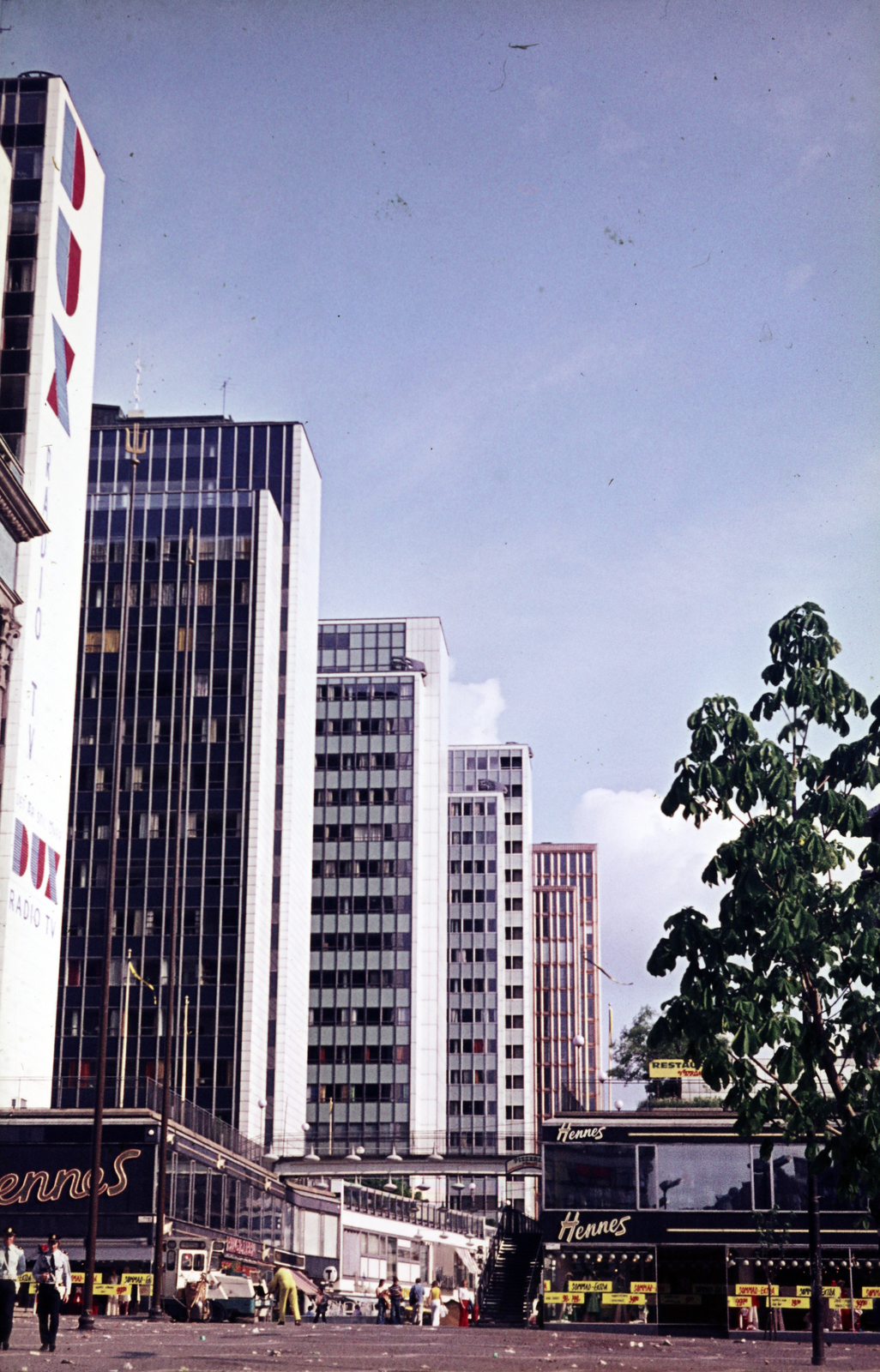 Sweden, Stockholm, a Sergels Torgr-ról a Sveavägen felé nézve, balra a Hötorgsskraporna toronyházak., 1971, Mezey András, Fortepan #219687